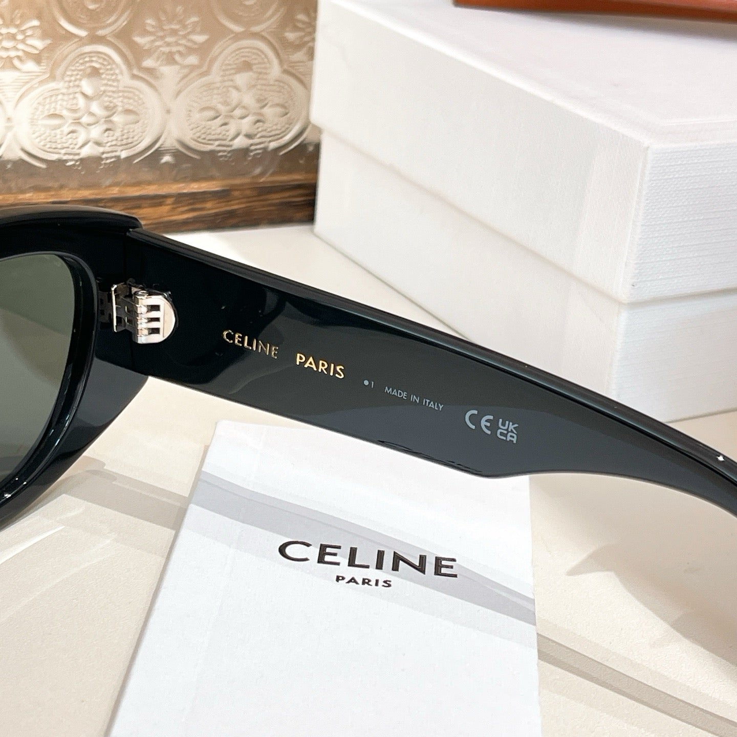 Mehrfarbige Sonnenbrille