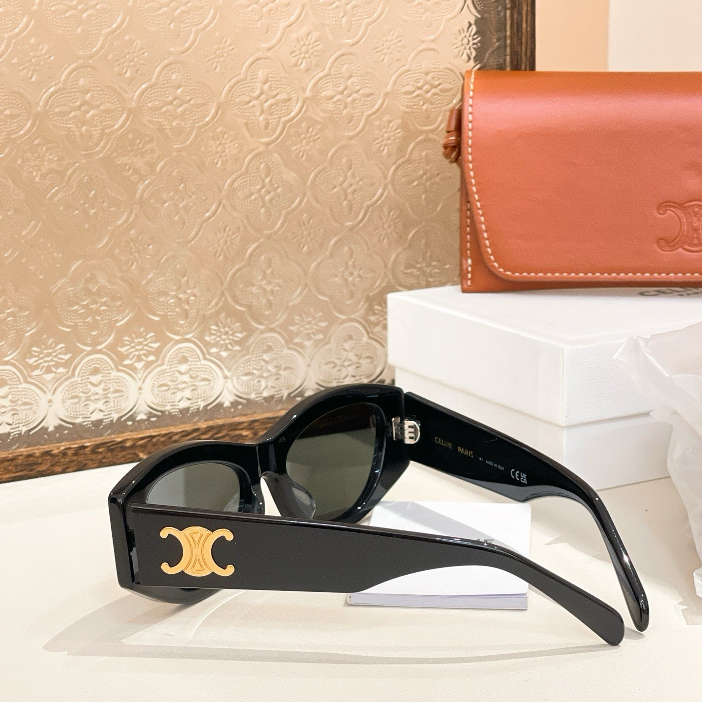 Mehrfarbige Sonnenbrille