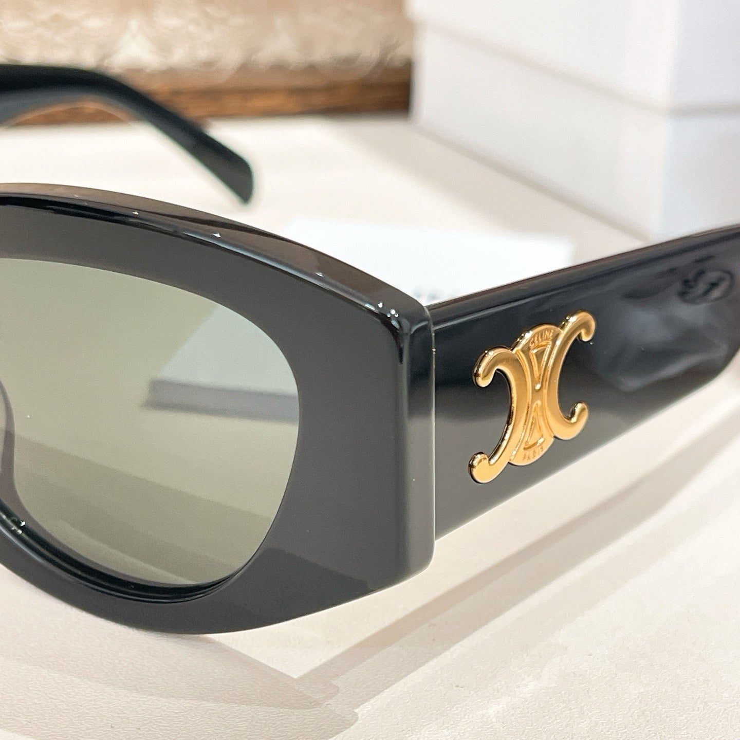 Mehrfarbige Sonnenbrille