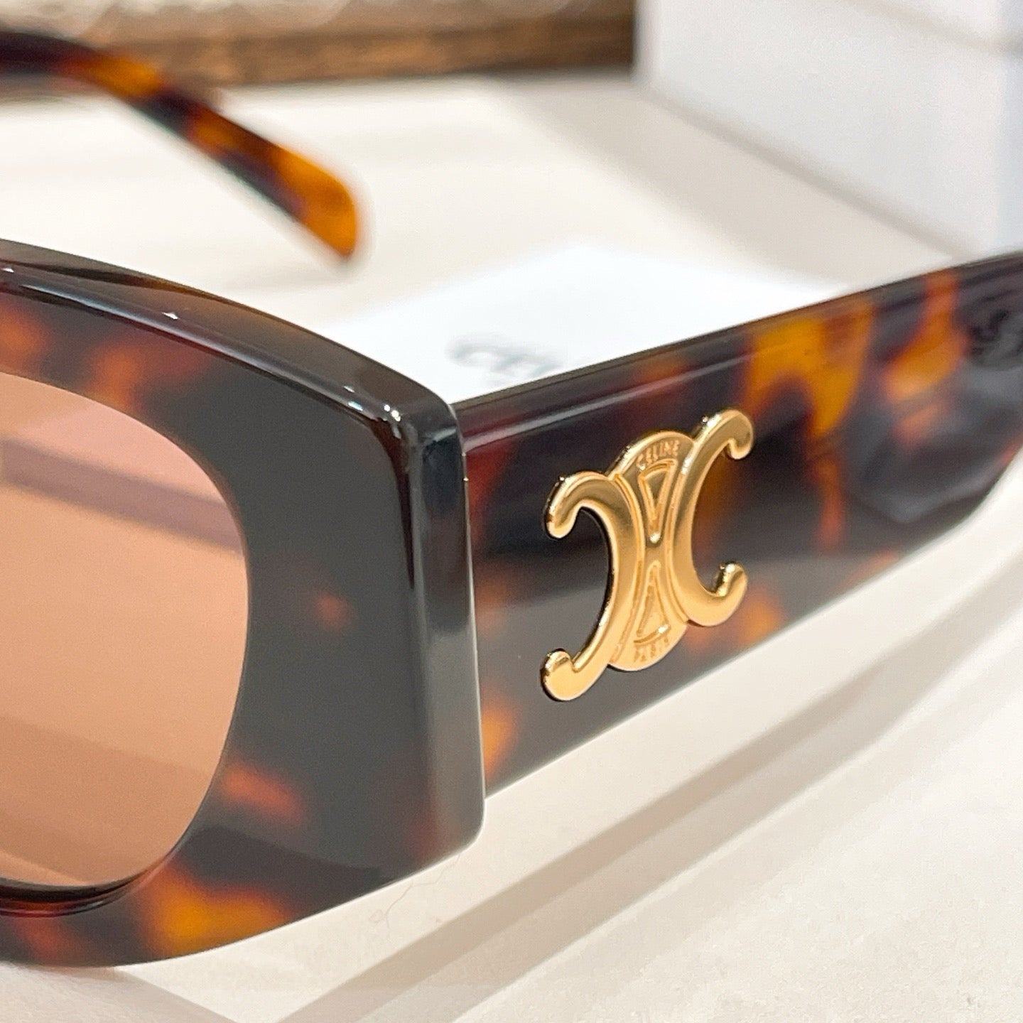 Mehrfarbige Sonnenbrille