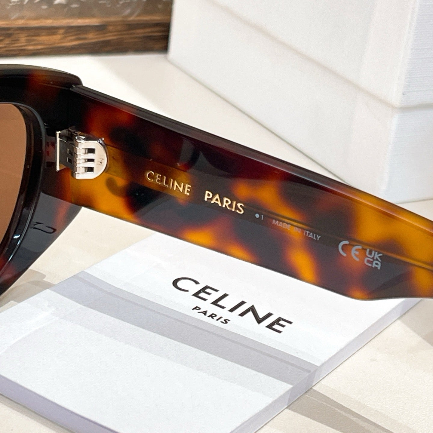 Mehrfarbige Sonnenbrille