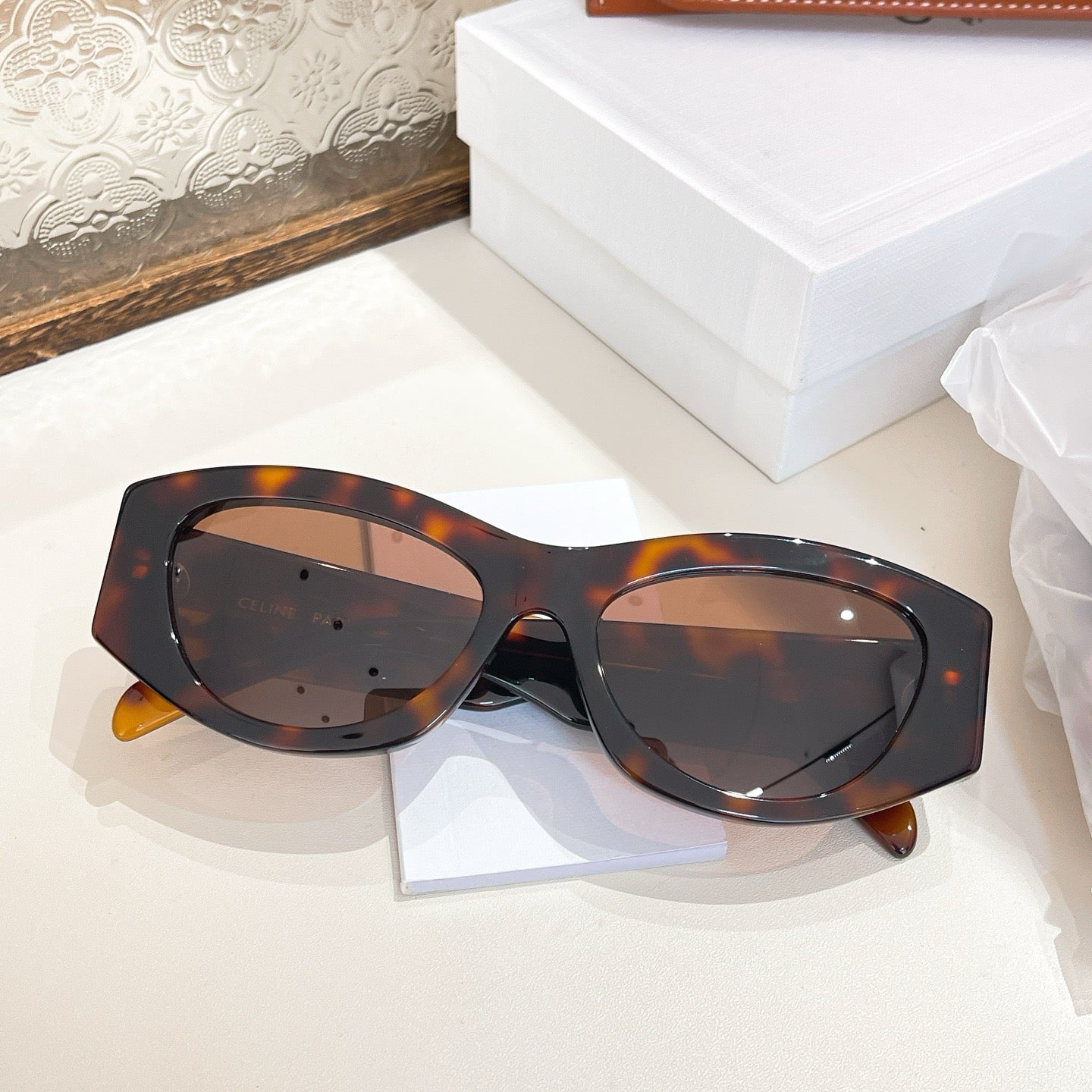 Mehrfarbige Sonnenbrille