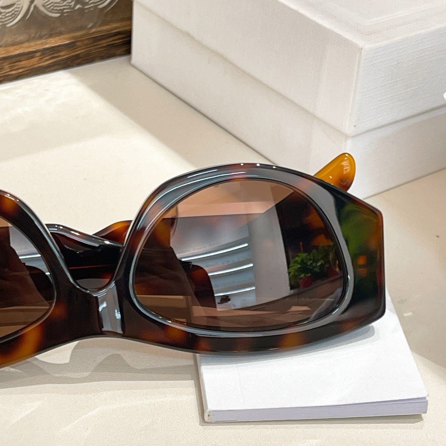 Mehrfarbige Sonnenbrille
