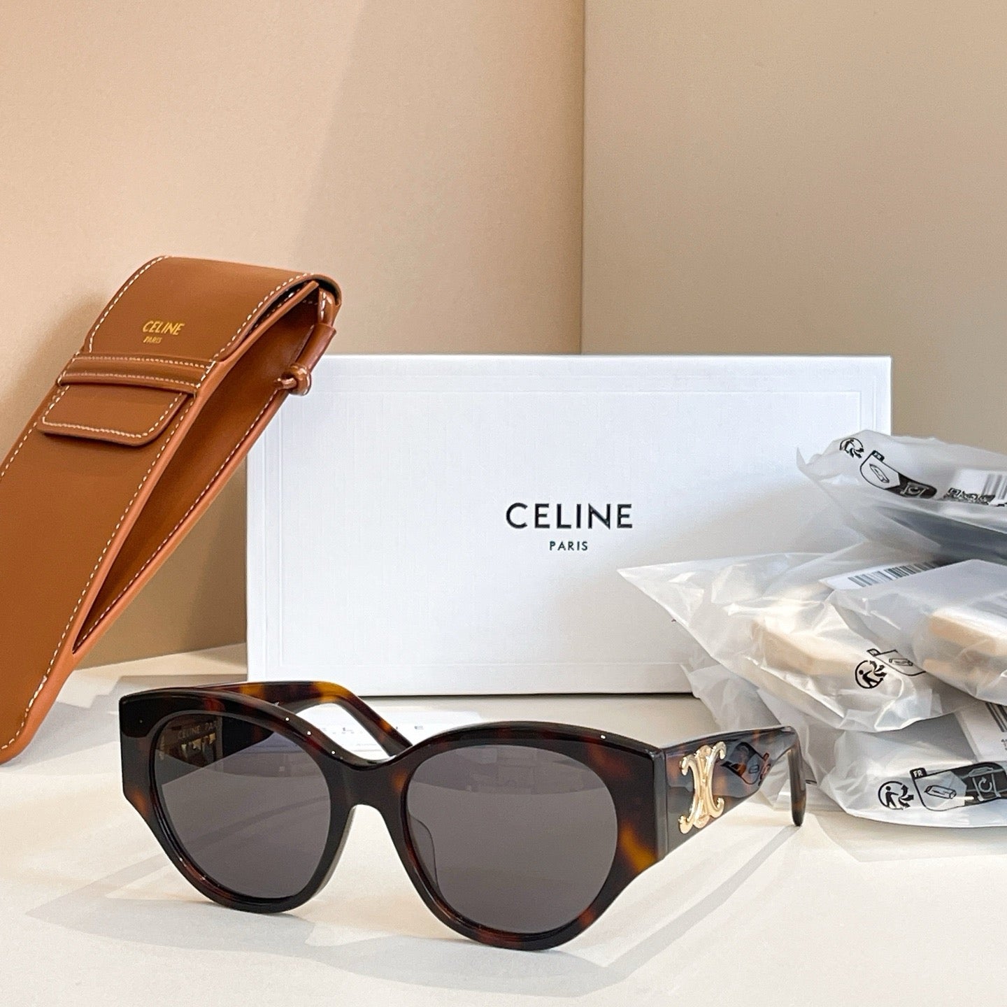 Mehrfarbige Sonnenbrille