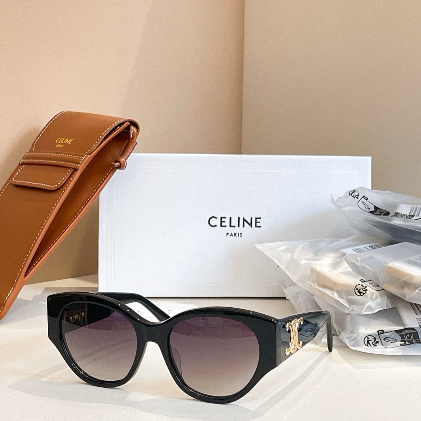 Mehrfarbige Sonnenbrille