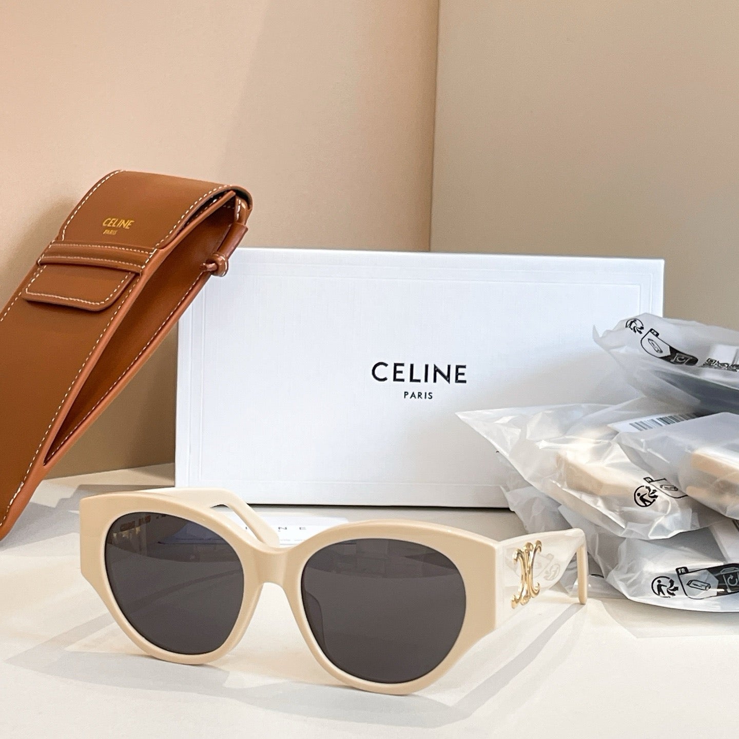 Mehrfarbige Sonnenbrille