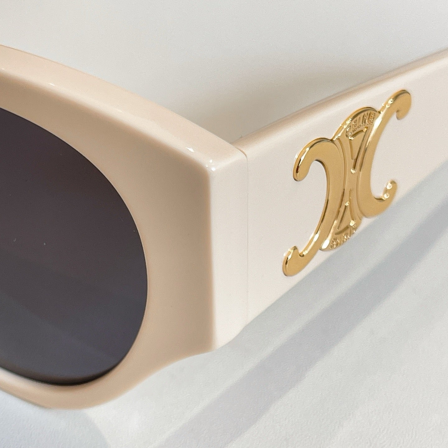 Mehrfarbige Sonnenbrille