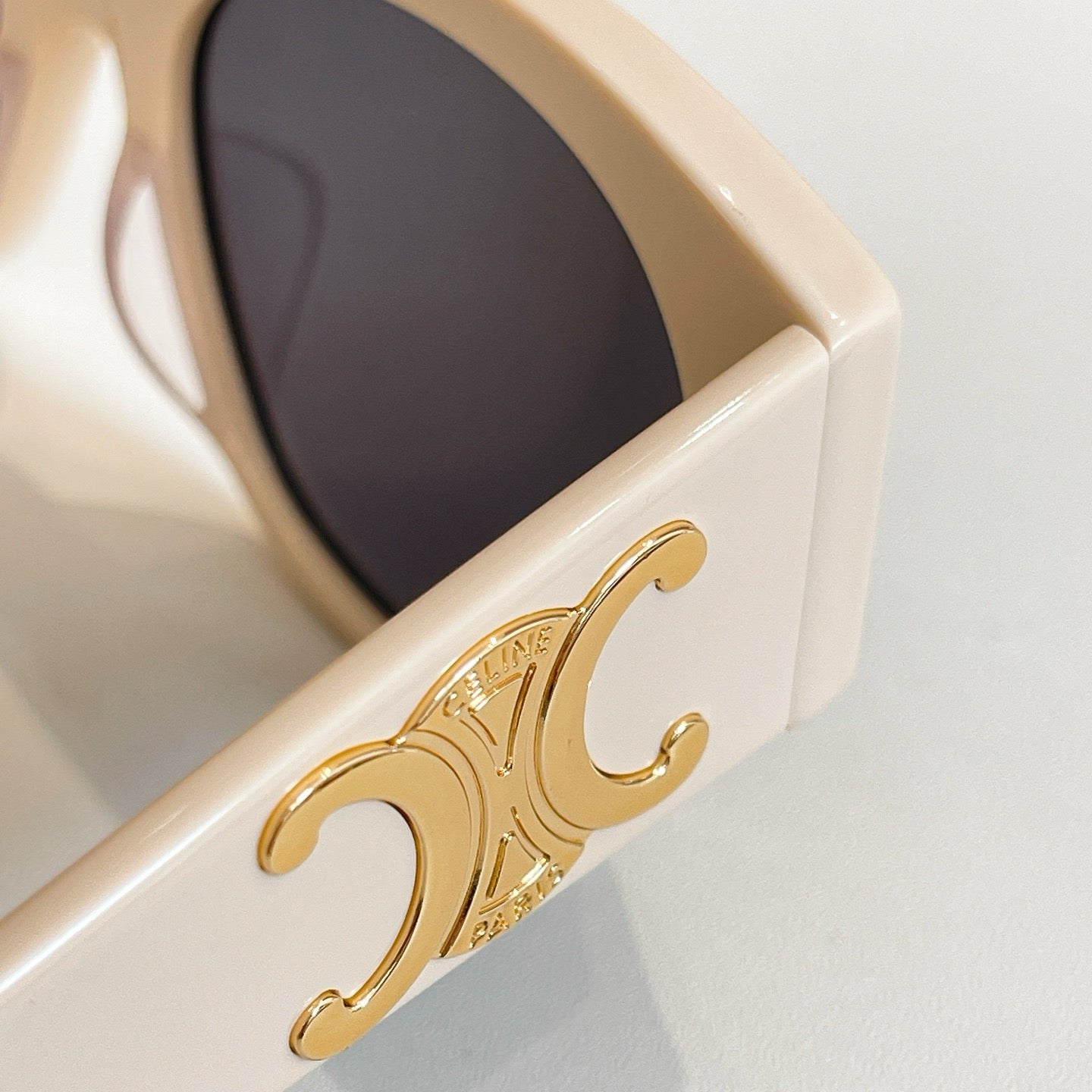 Mehrfarbige Sonnenbrille