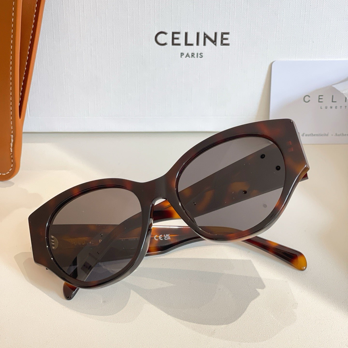Mehrfarbige Sonnenbrille
