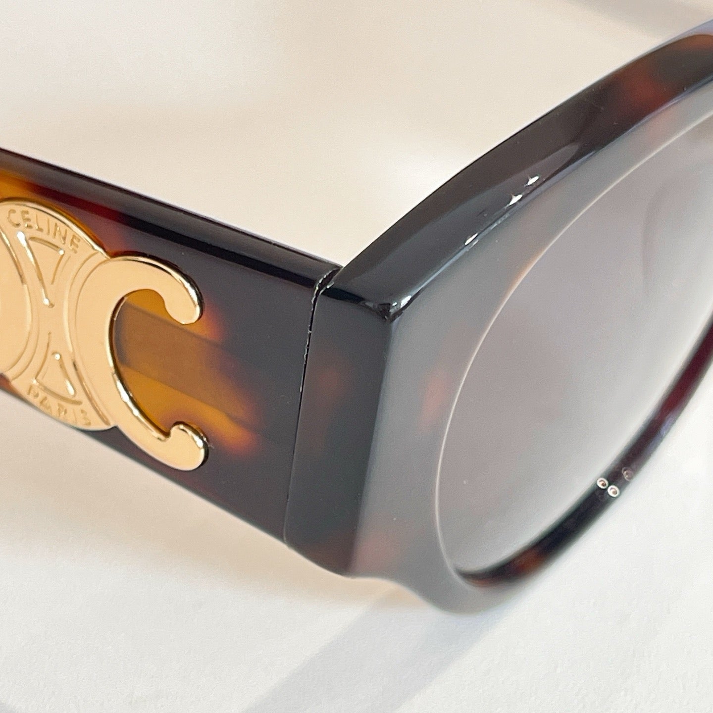 Mehrfarbige Sonnenbrille