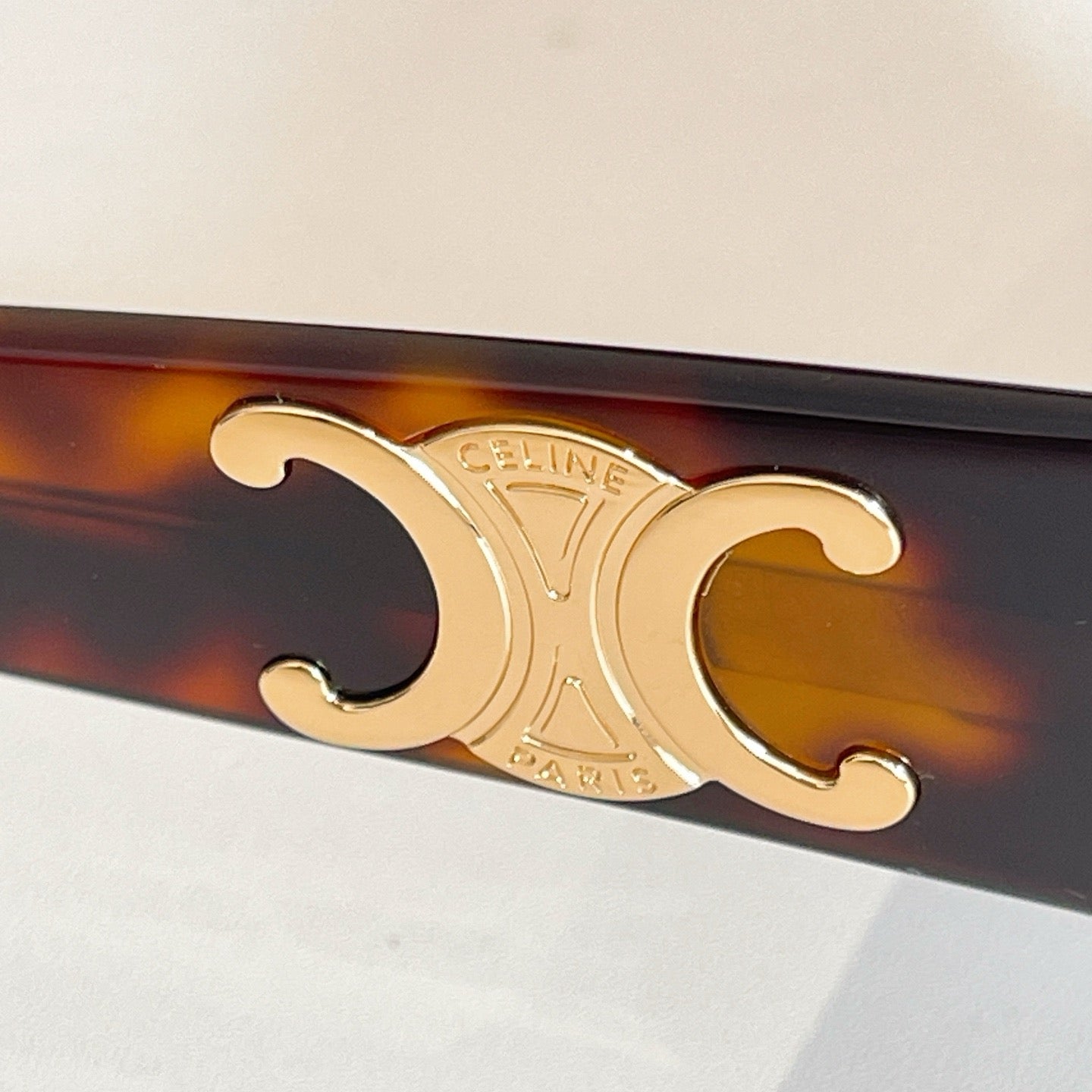 Mehrfarbige Sonnenbrille