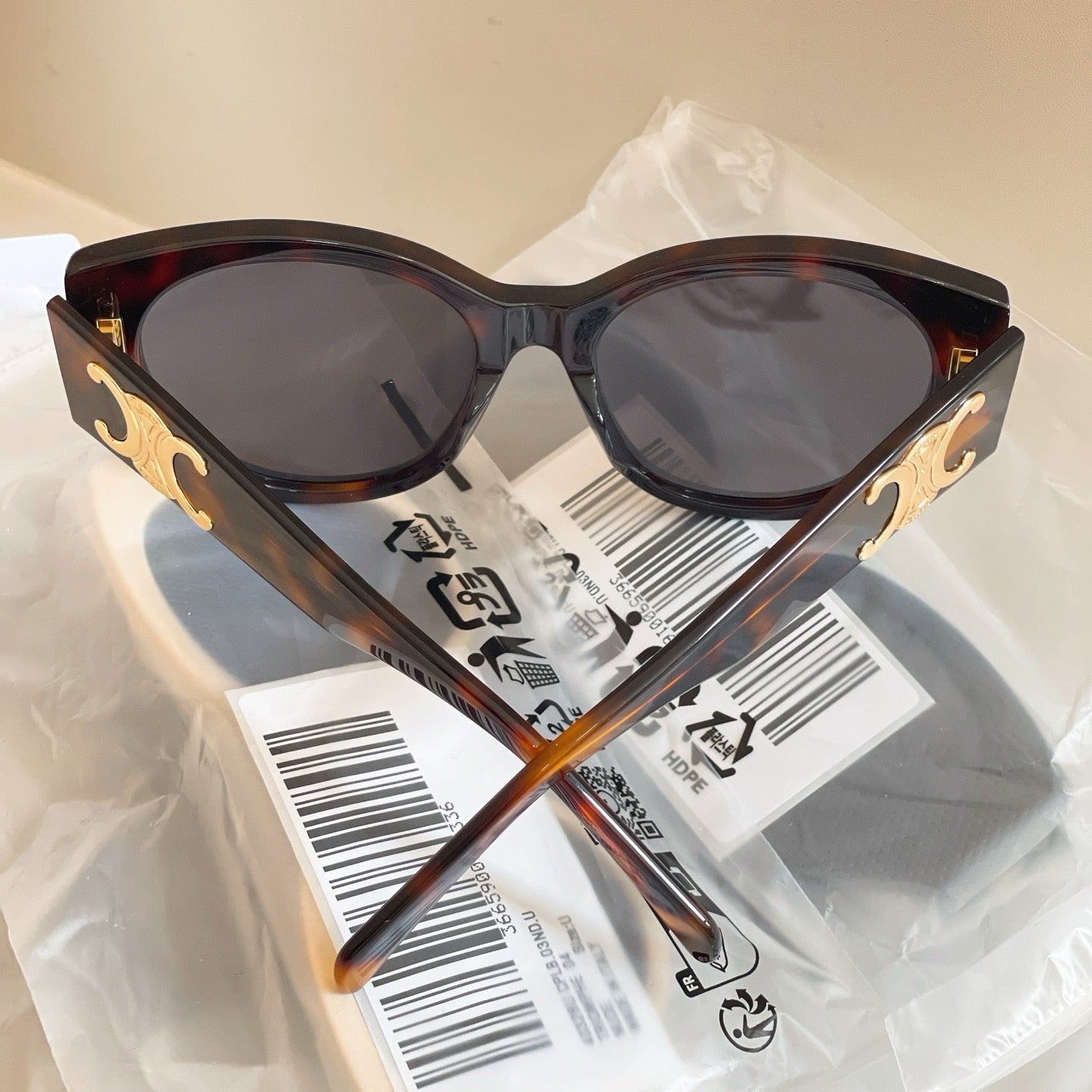 Mehrfarbige Sonnenbrille