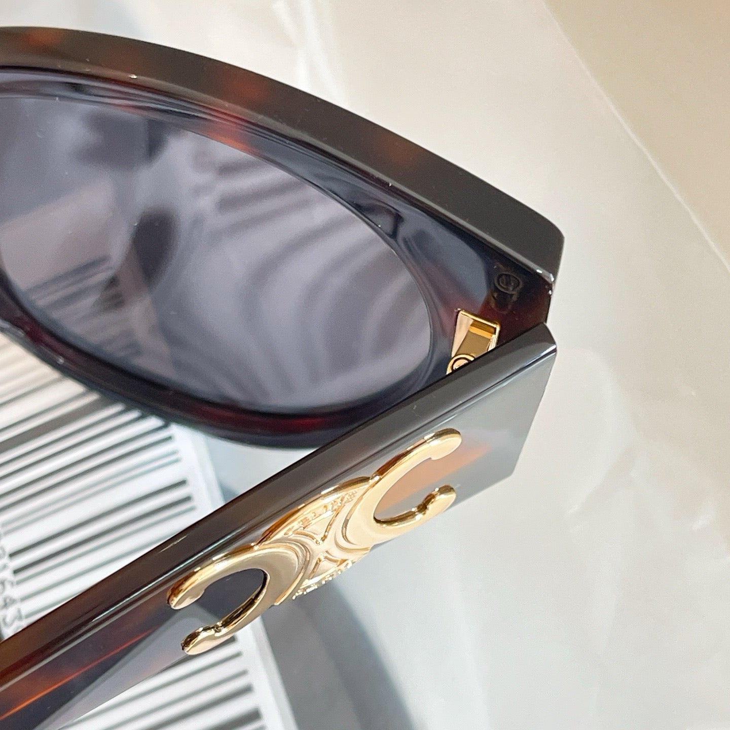 Mehrfarbige Sonnenbrille
