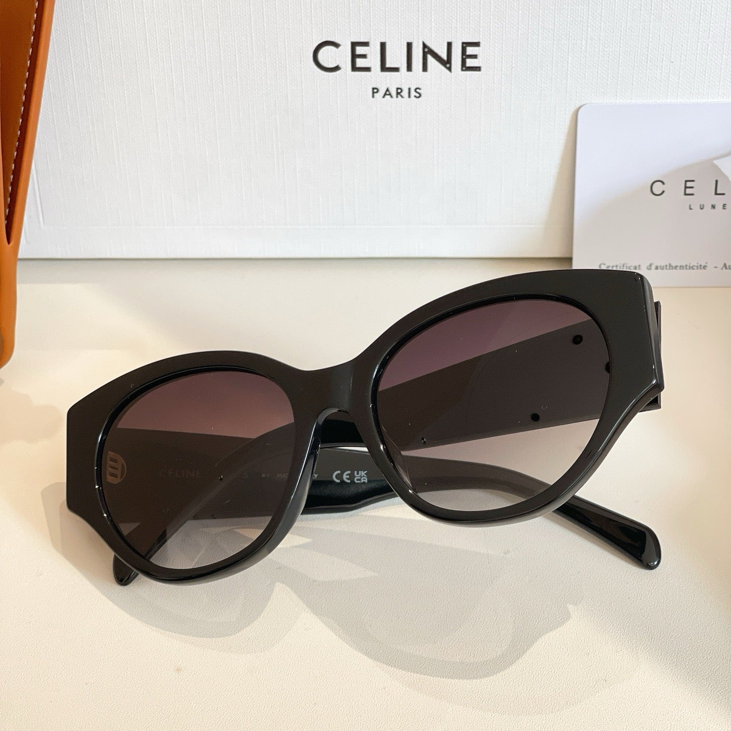 Mehrfarbige Sonnenbrille