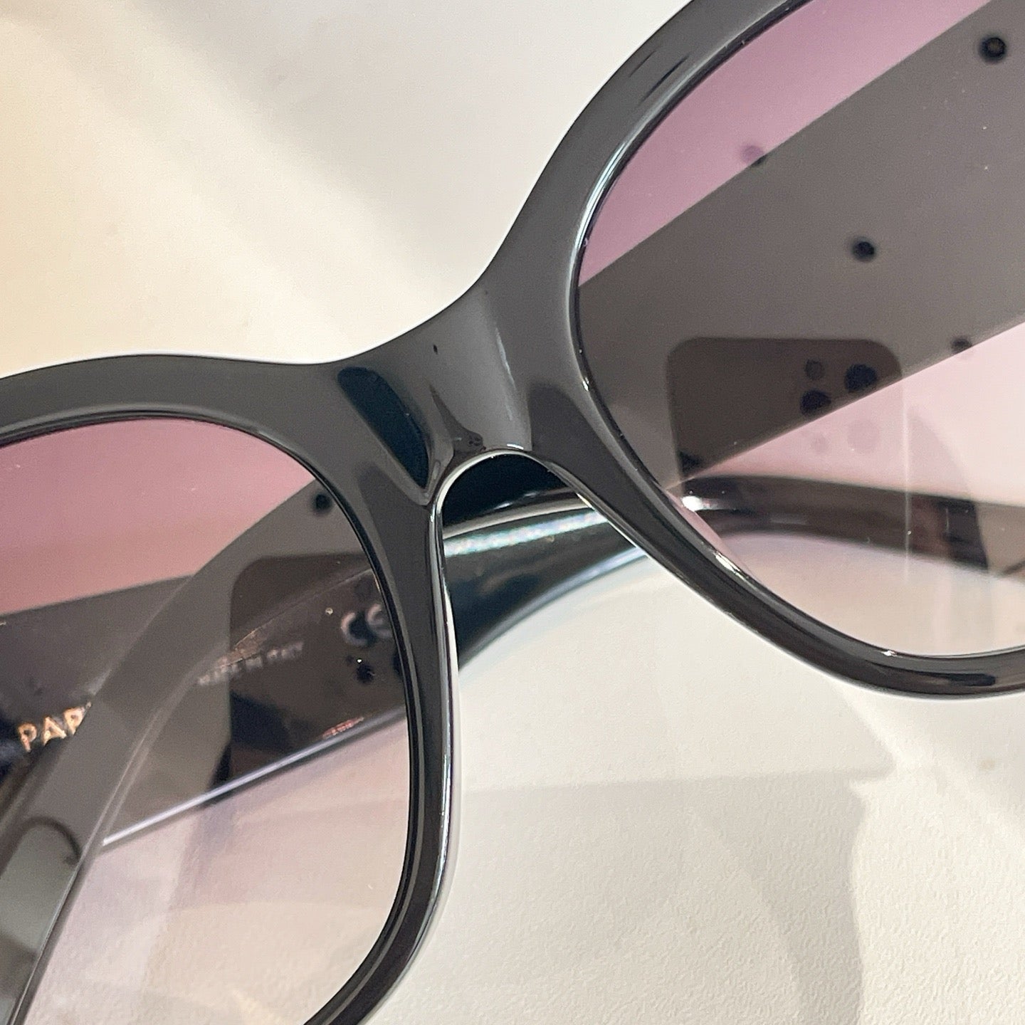 Mehrfarbige Sonnenbrille