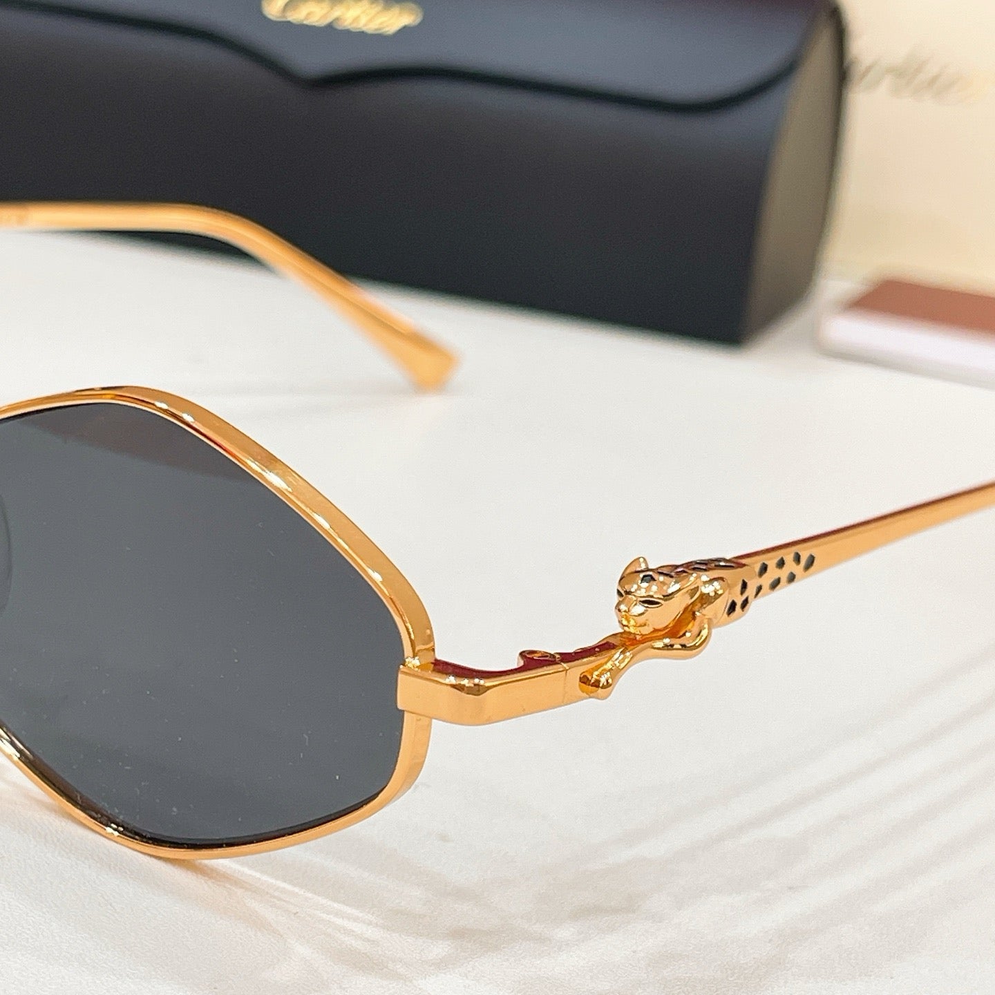 Mehrfarbige Sonnenbrille