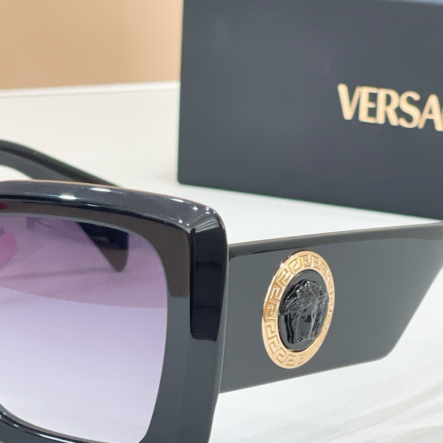 Mehrfarbige Sonnenbrille