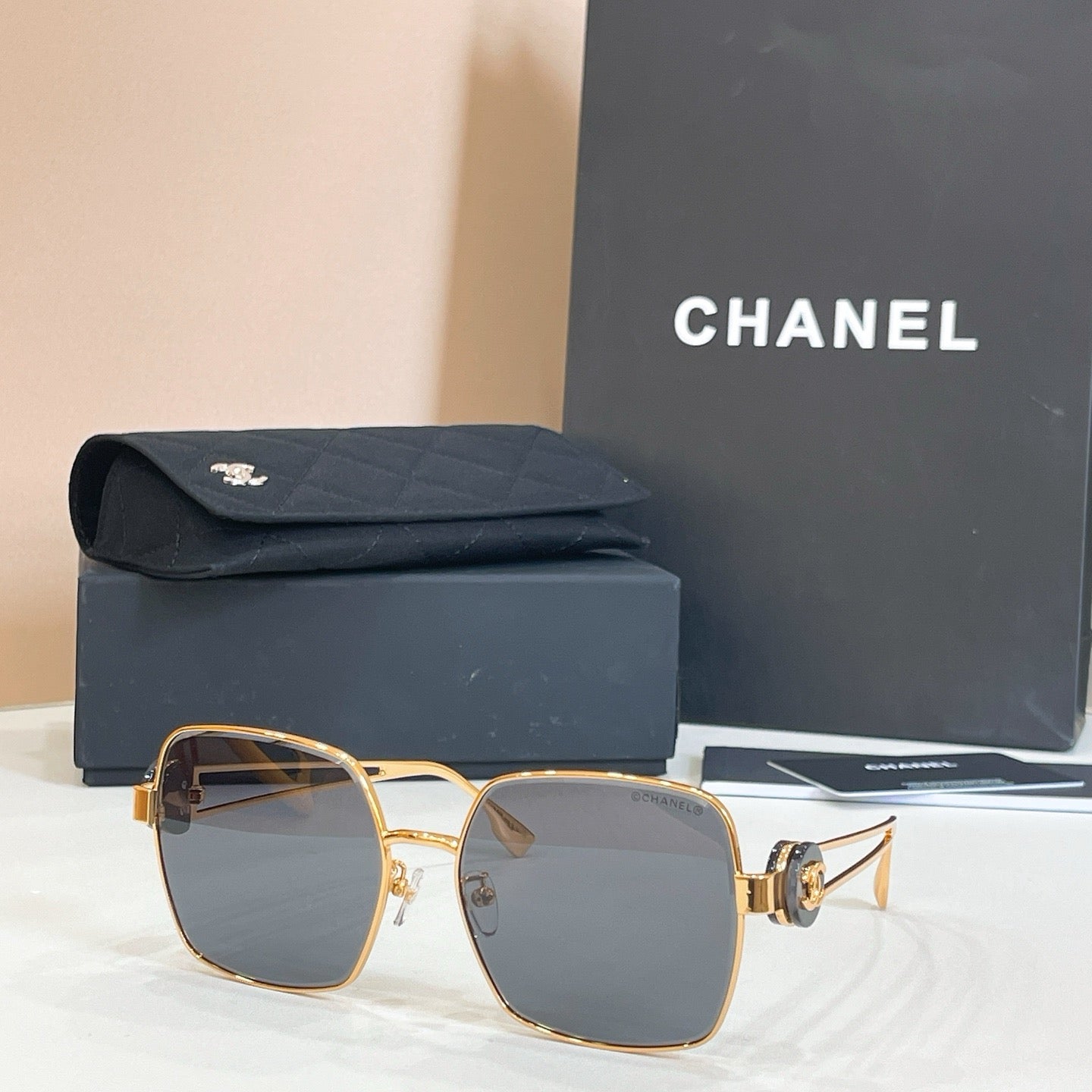 Mehrfarbige Sonnenbrille