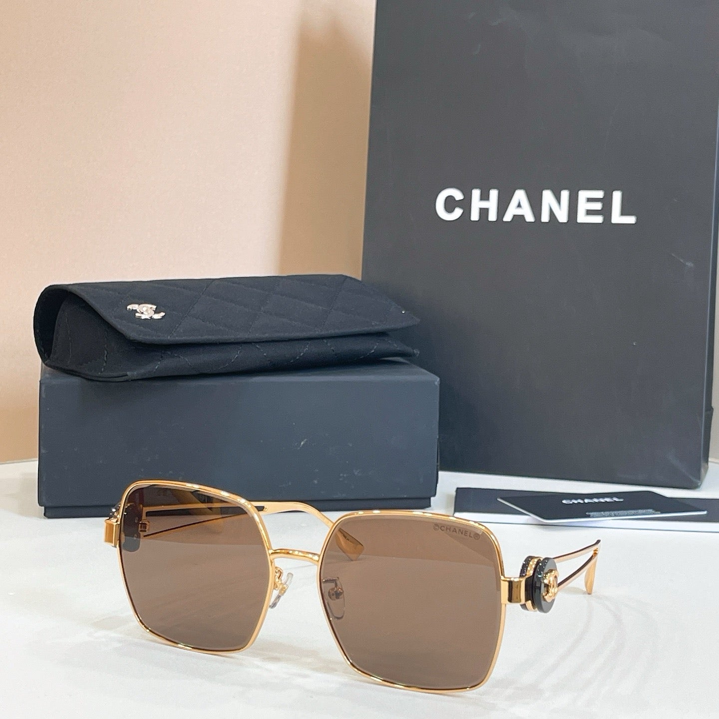Mehrfarbige Sonnenbrille