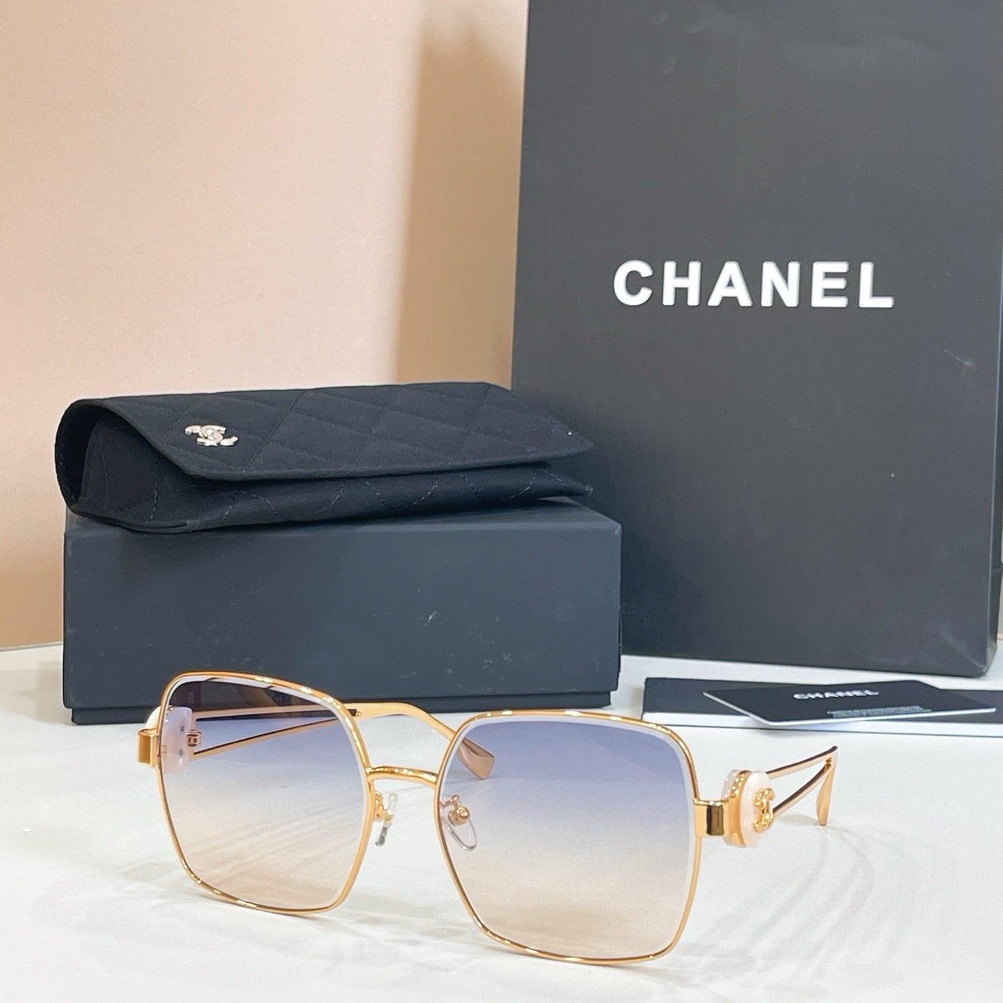 Mehrfarbige Sonnenbrille