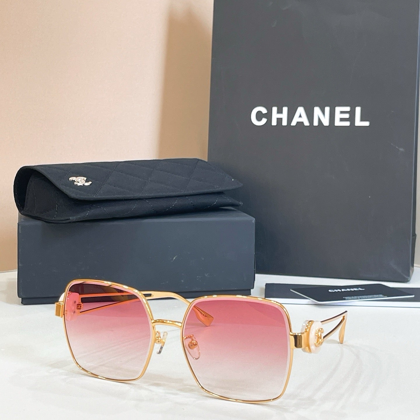 Mehrfarbige Sonnenbrille