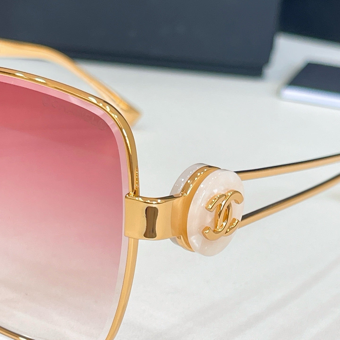 Mehrfarbige Sonnenbrille