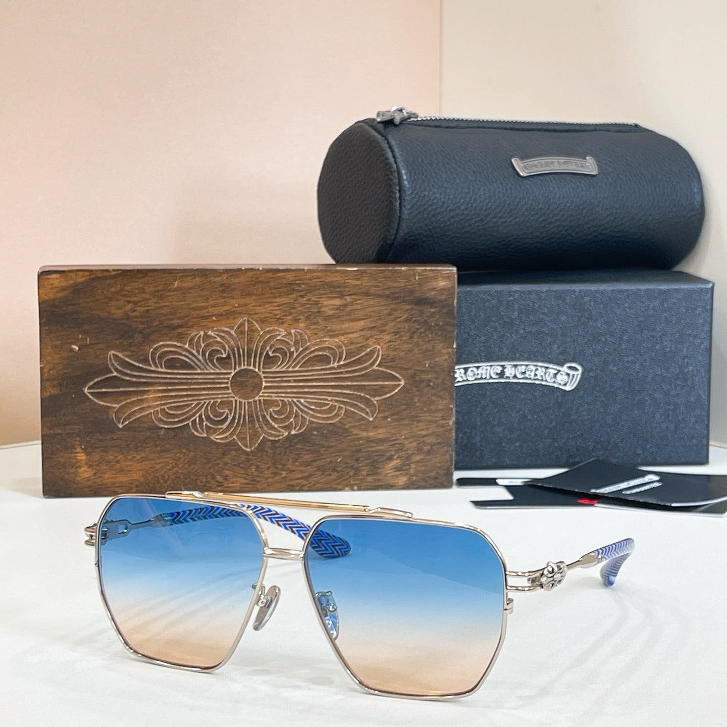 Mehrfarbige Sonnenbrille