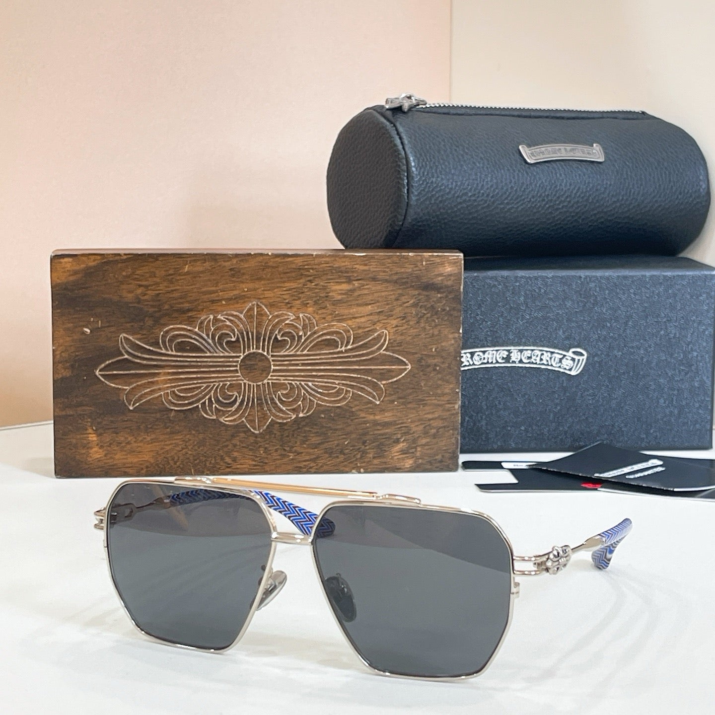 Mehrfarbige Sonnenbrille