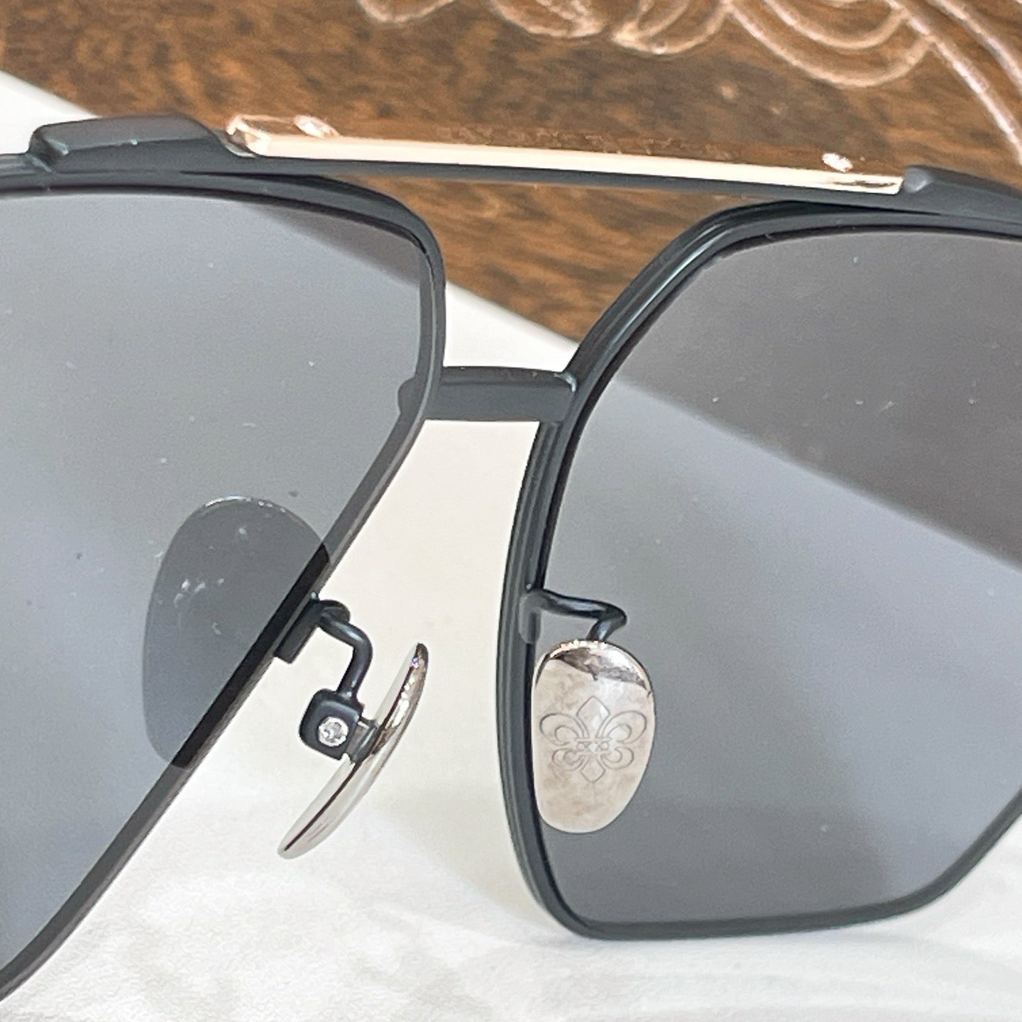 Mehrfarbige Sonnenbrille