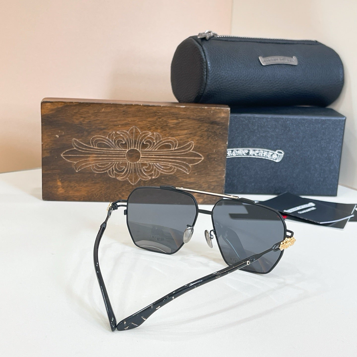 Mehrfarbige Sonnenbrille