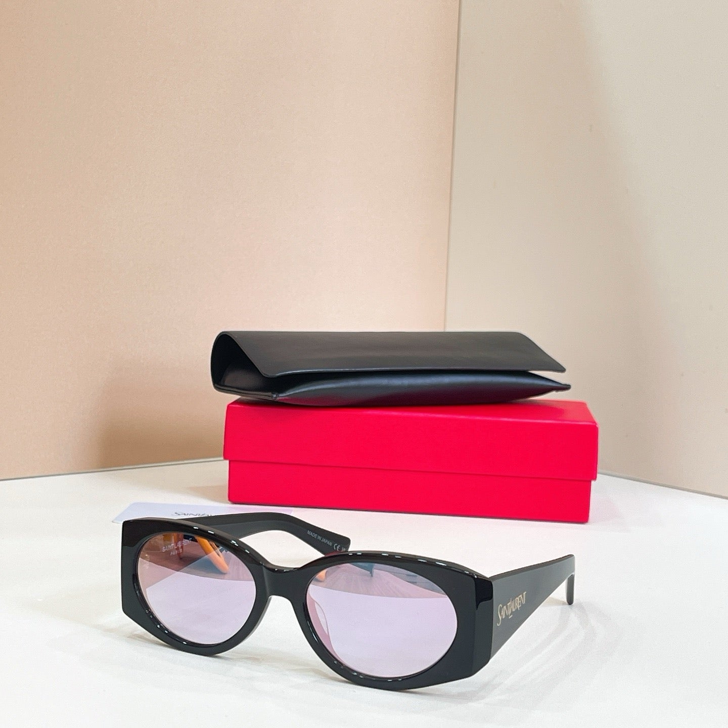 Mehrfarbige Sonnenbrille