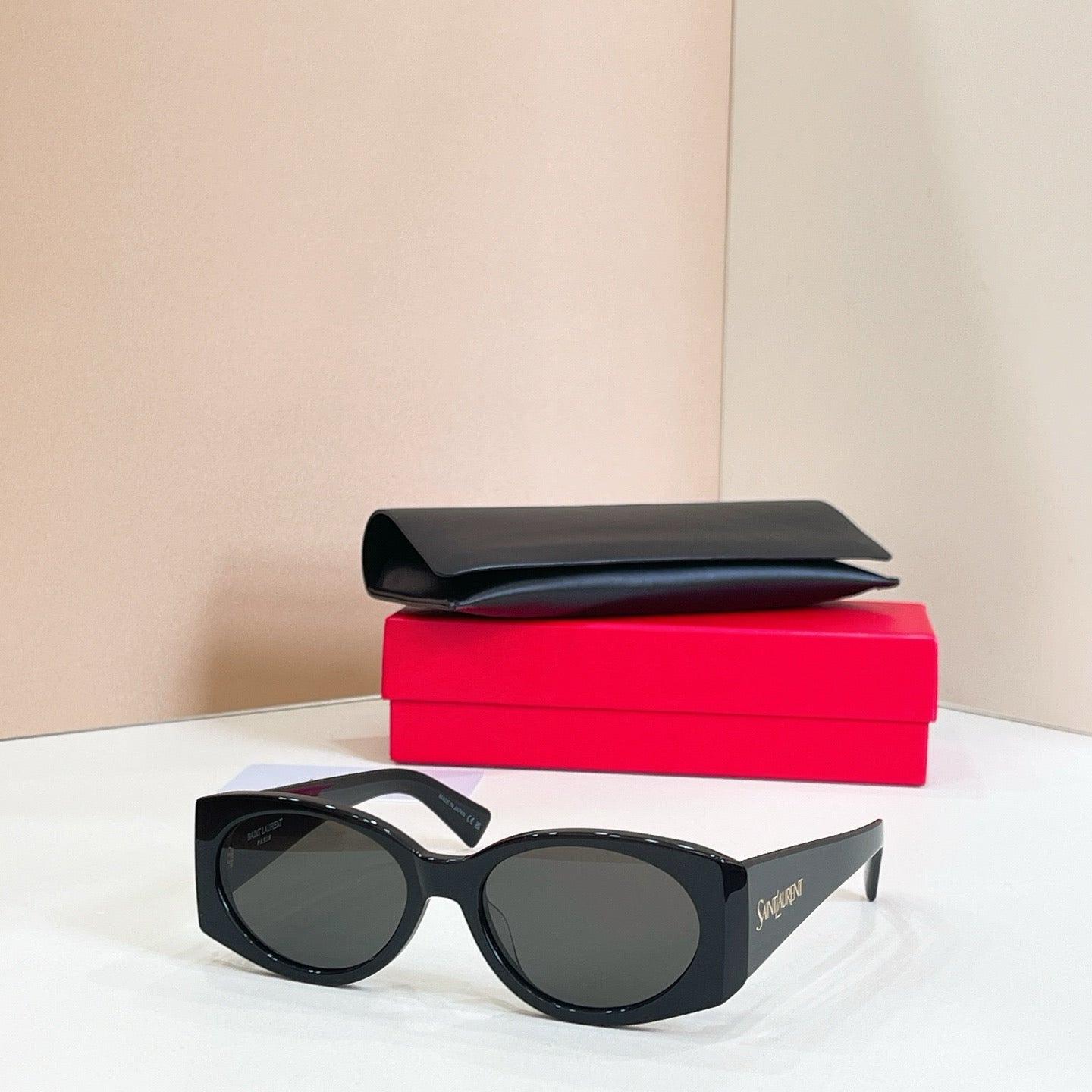 Mehrfarbige Sonnenbrille