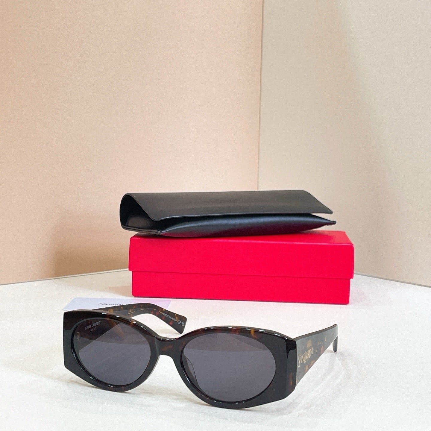 Mehrfarbige Sonnenbrille