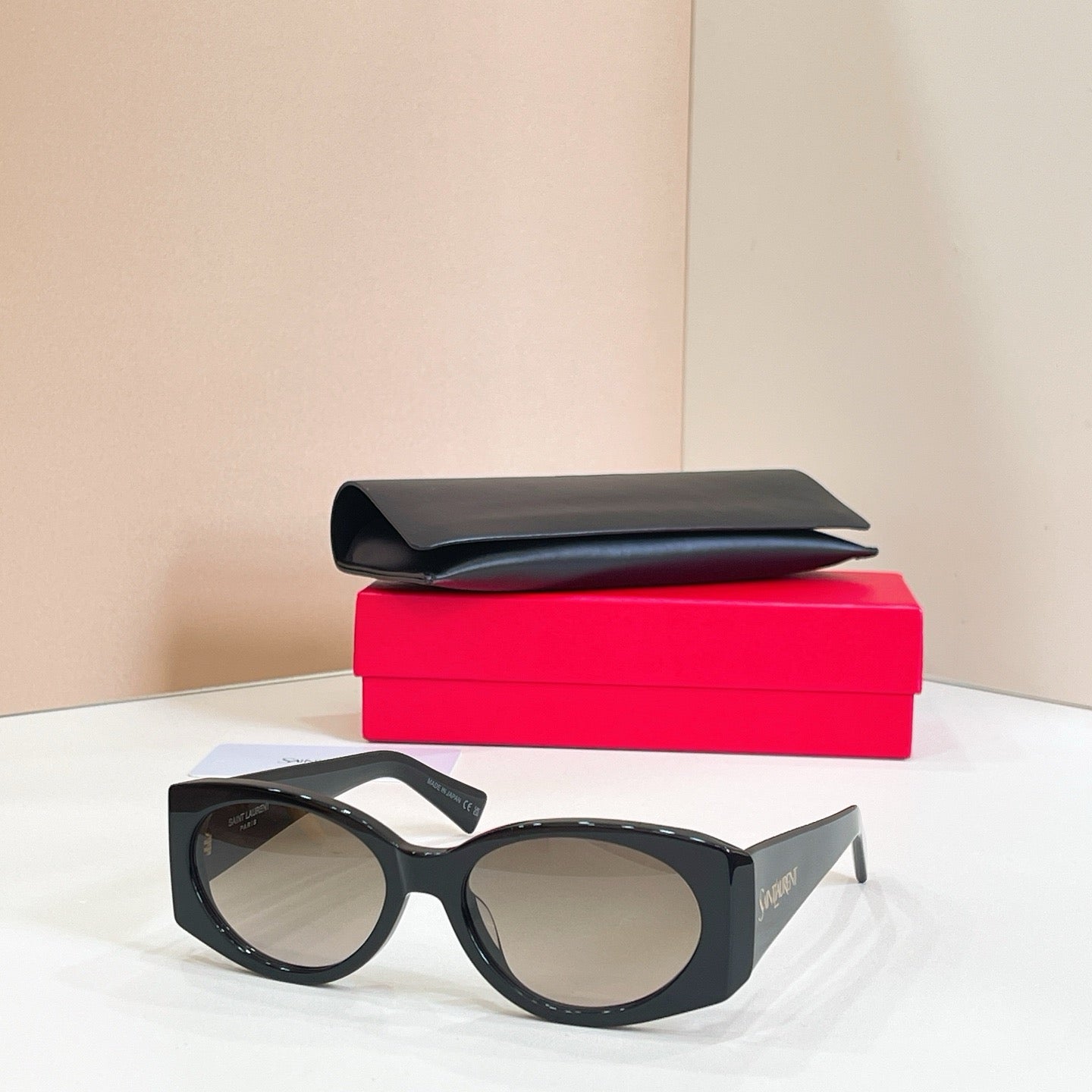 Mehrfarbige Sonnenbrille