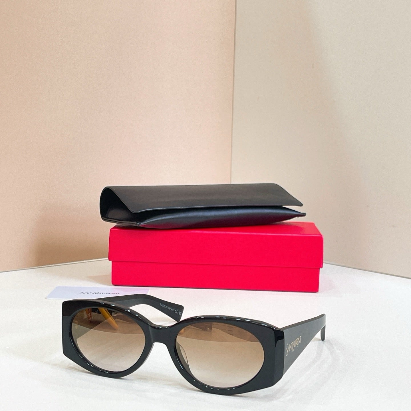Mehrfarbige Sonnenbrille
