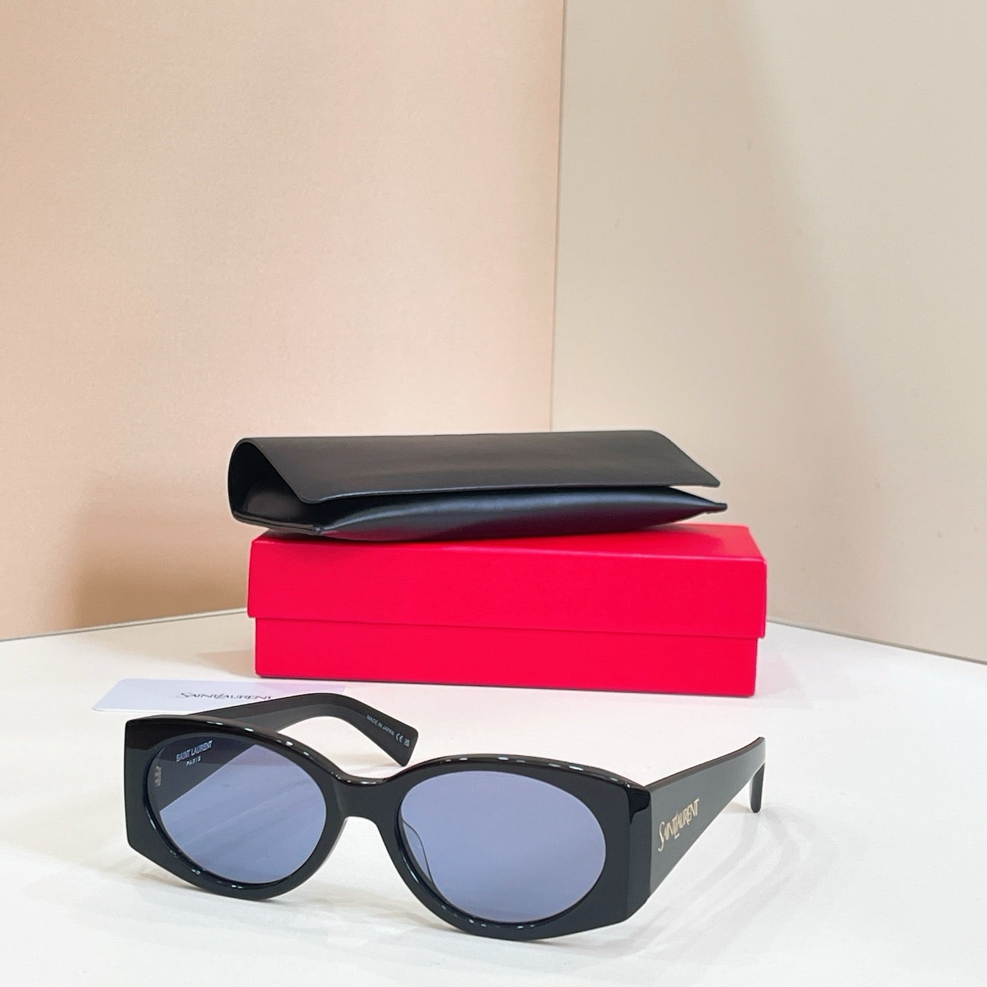 Mehrfarbige Sonnenbrille