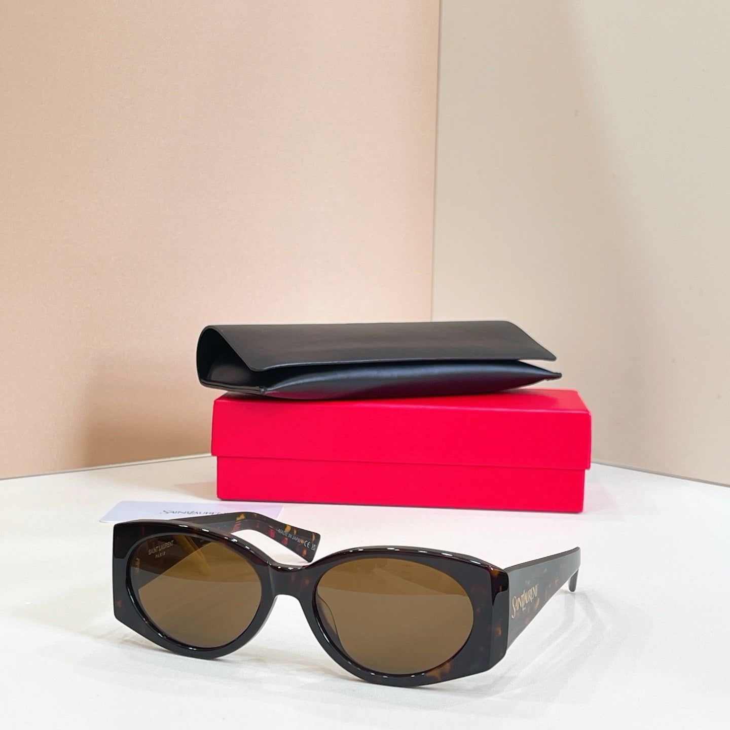 Mehrfarbige Sonnenbrille