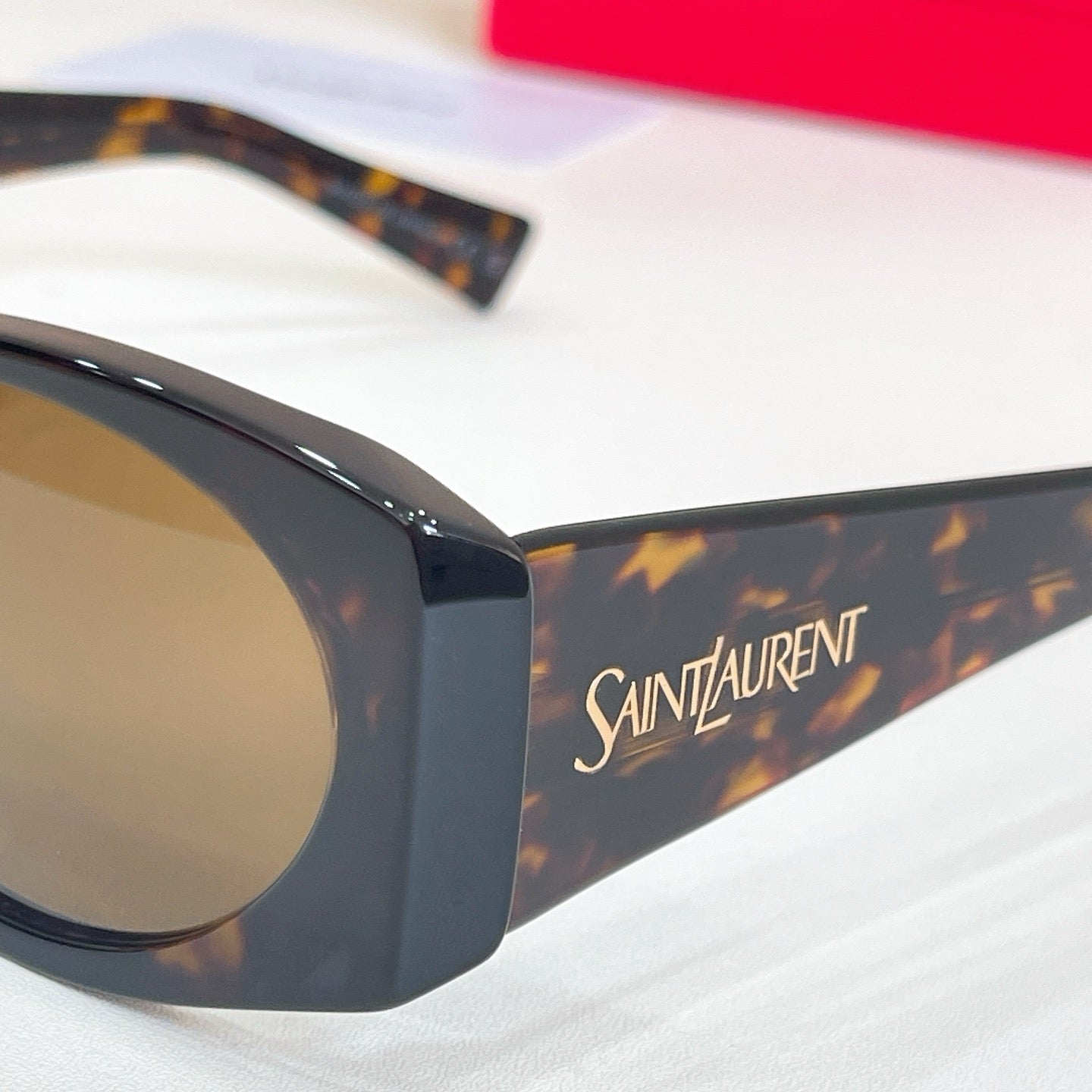 Mehrfarbige Sonnenbrille