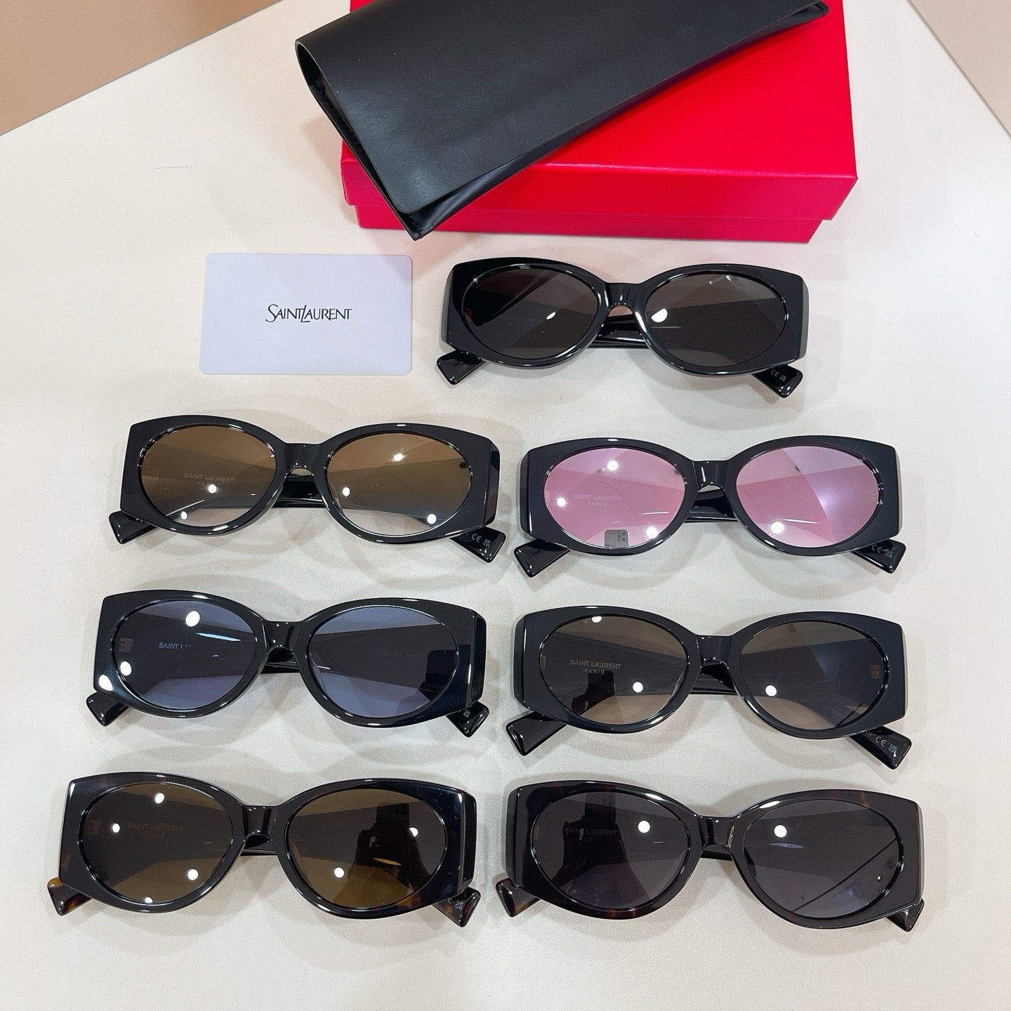 Mehrfarbige Sonnenbrille