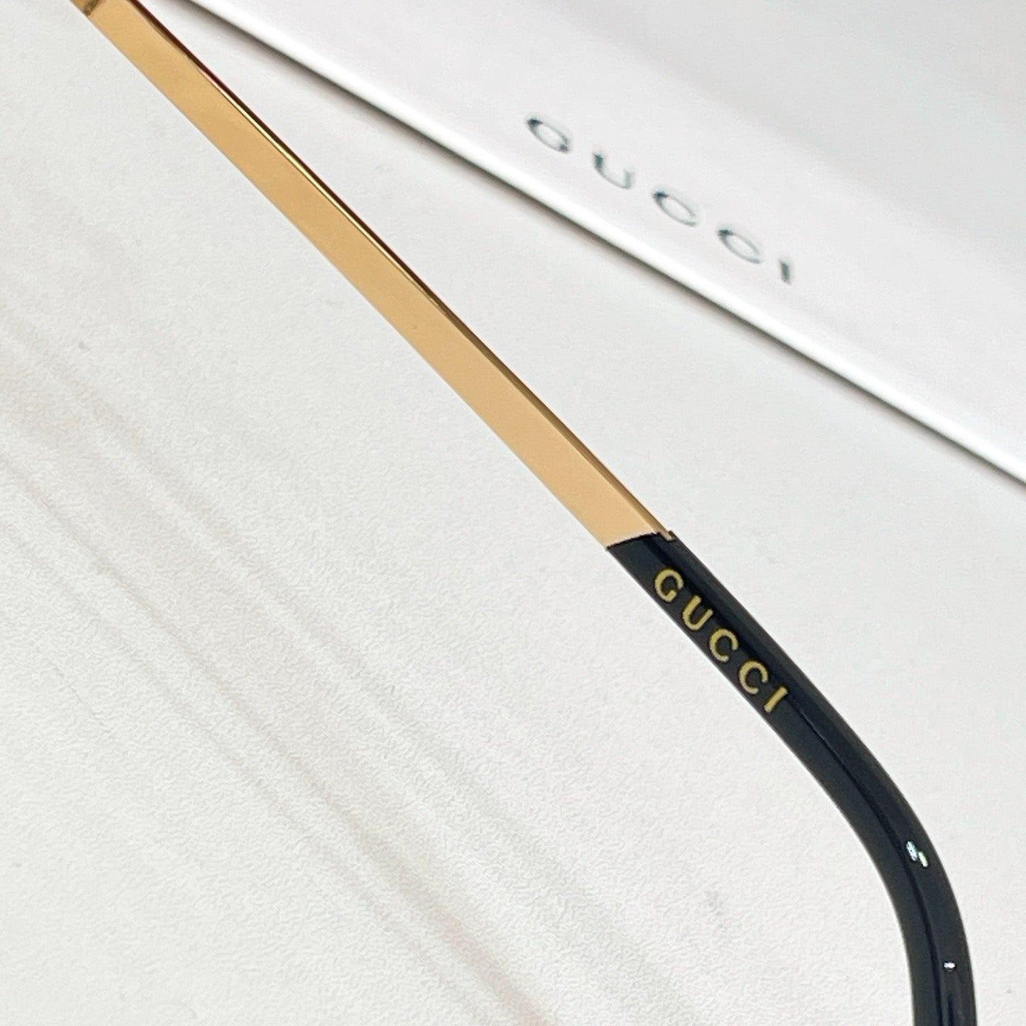 Mehrfarbige Sonnenbrille