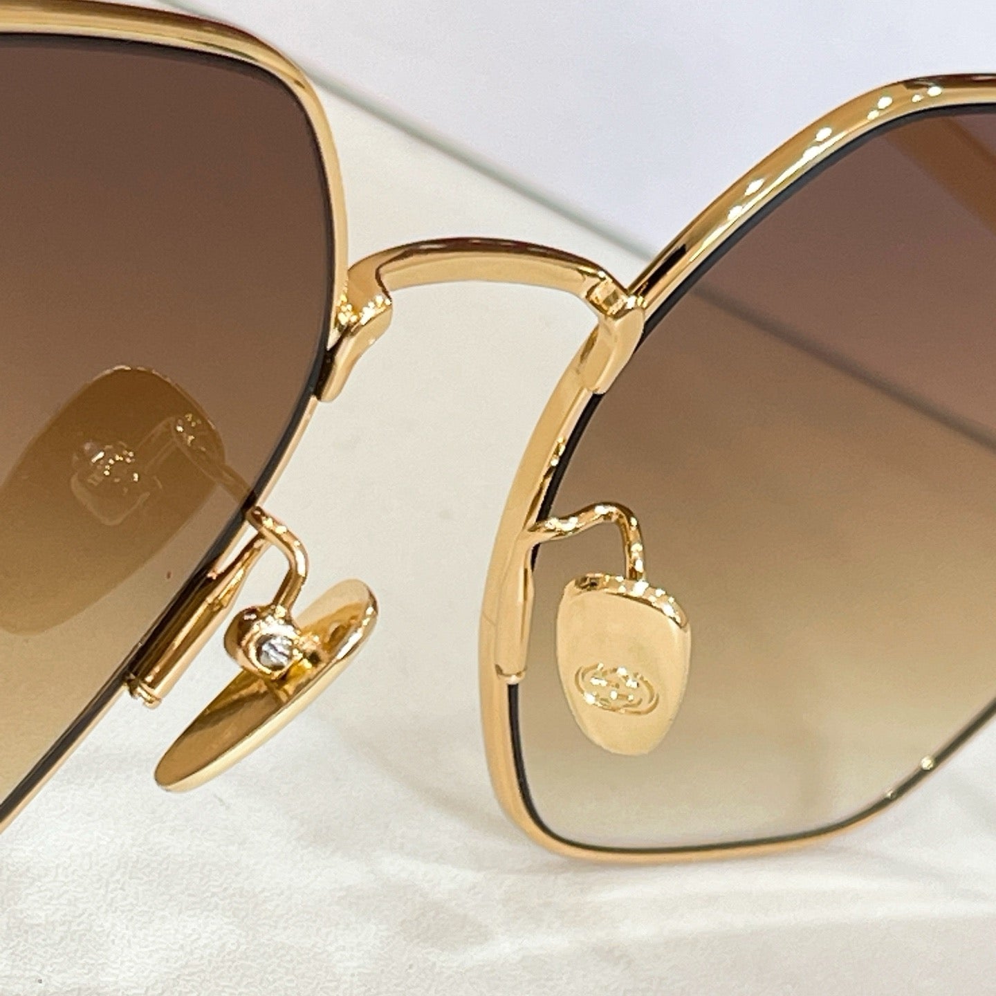 Mehrfarbige Sonnenbrille