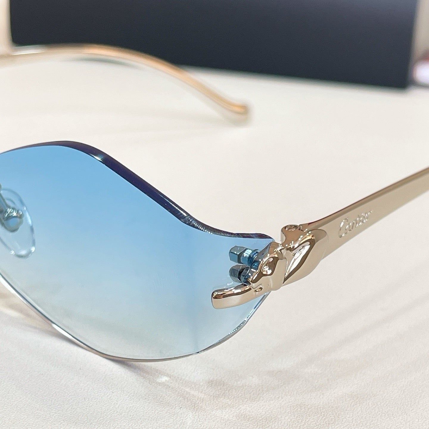 Mehrfarbige Sonnenbrille
