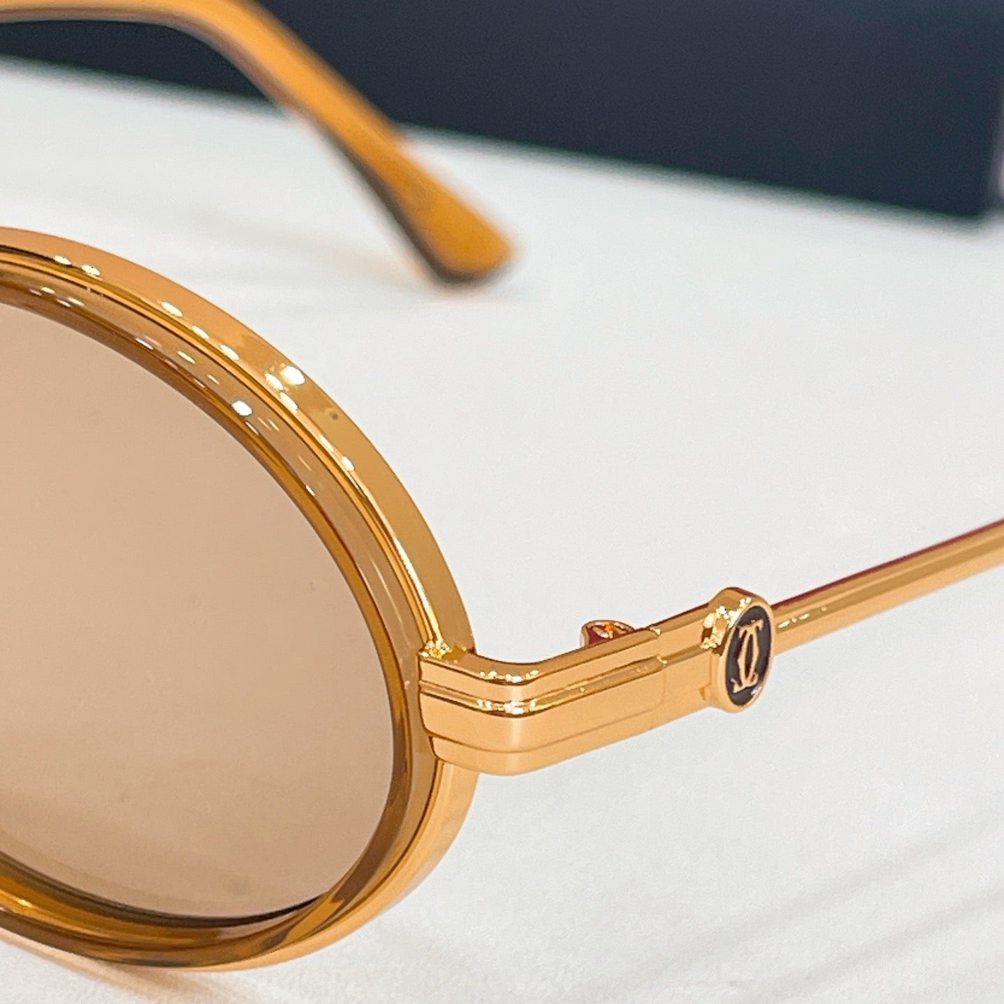 Mehrfarbige Sonnenbrille