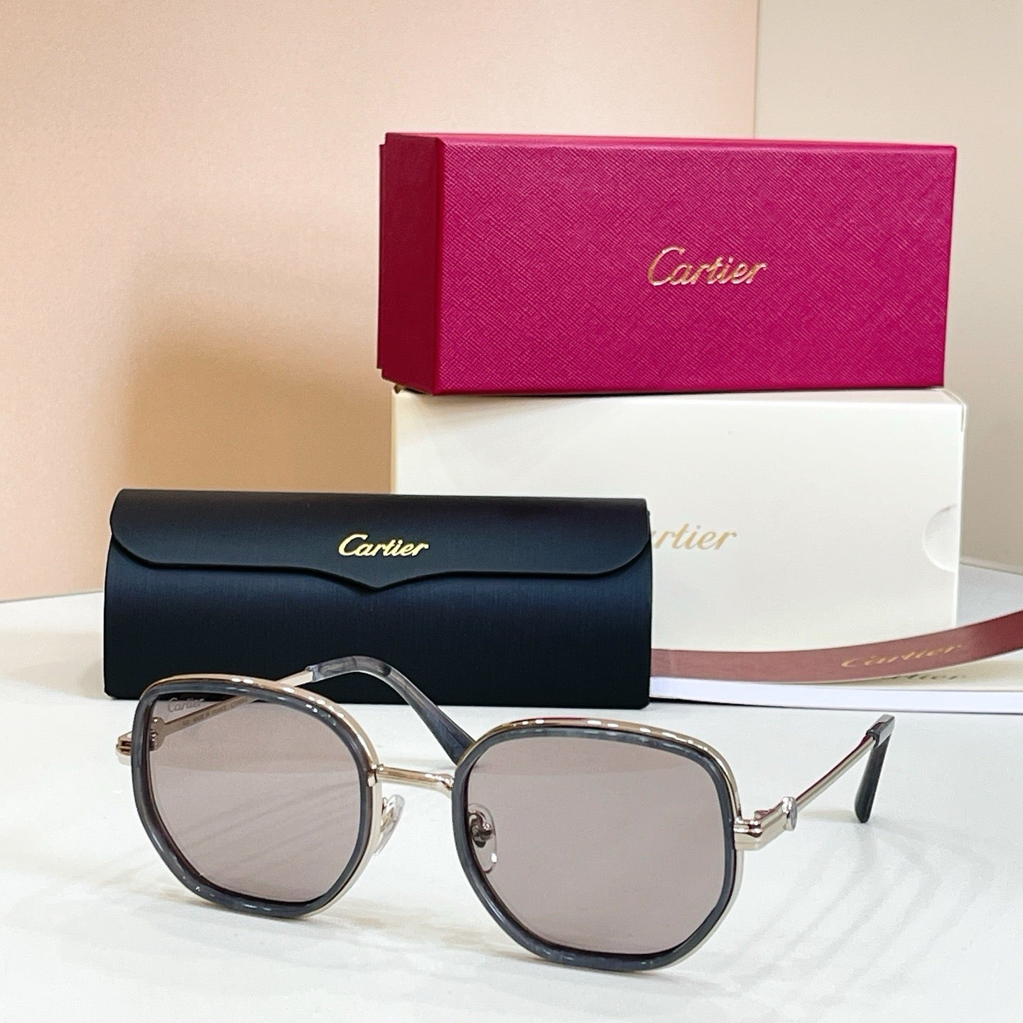 Mehrfarbige Sonnenbrille