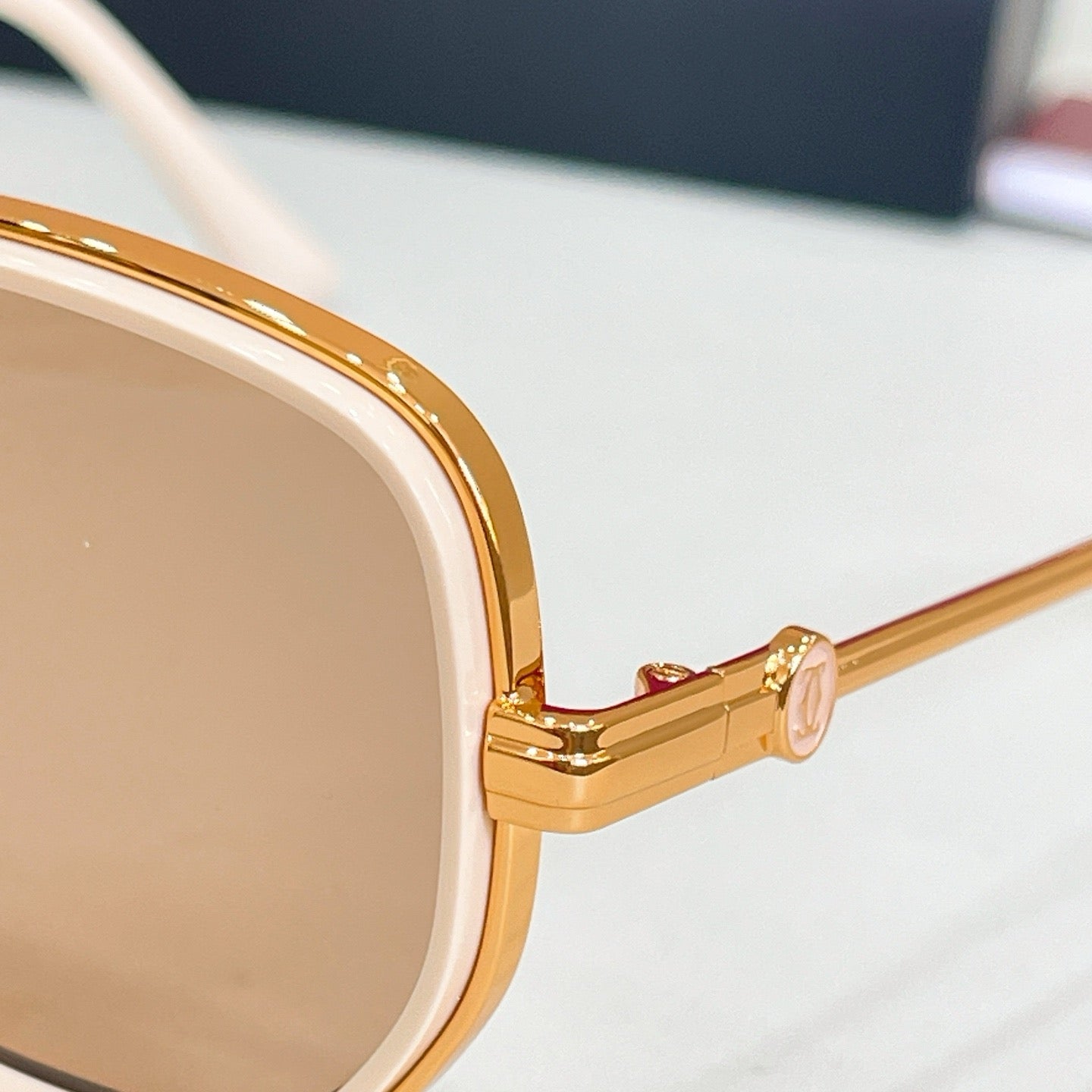 Mehrfarbige Sonnenbrille