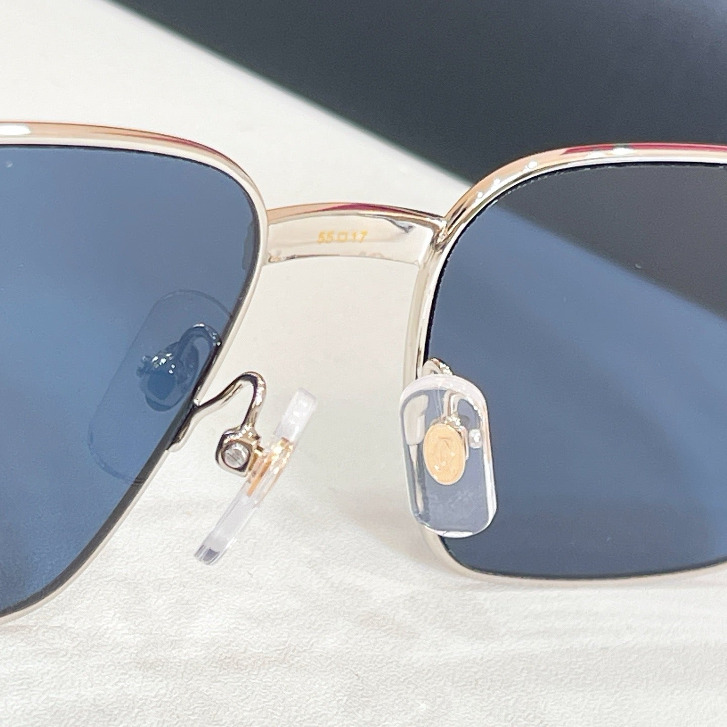 Mehrfarbige Sonnenbrille