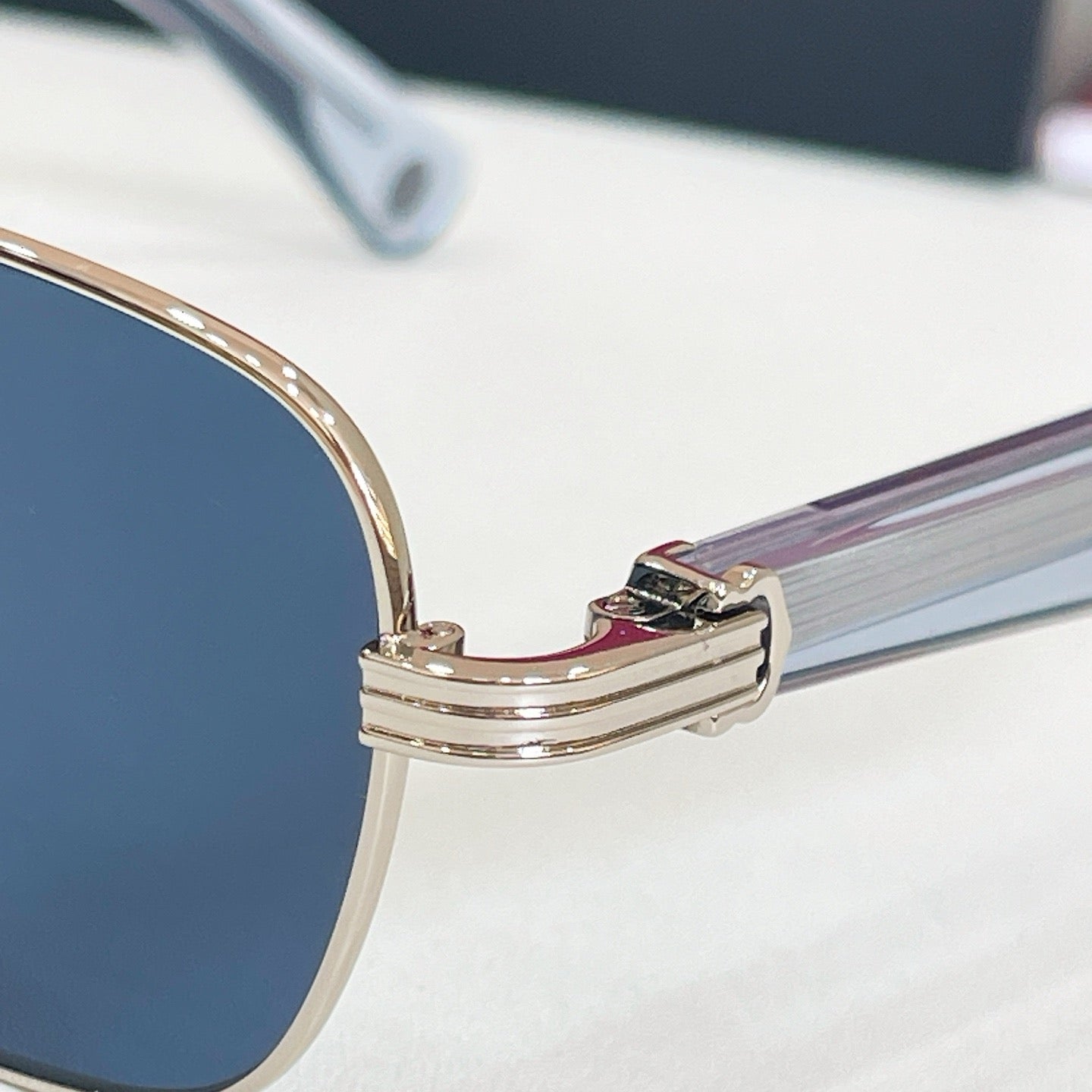 Mehrfarbige Sonnenbrille