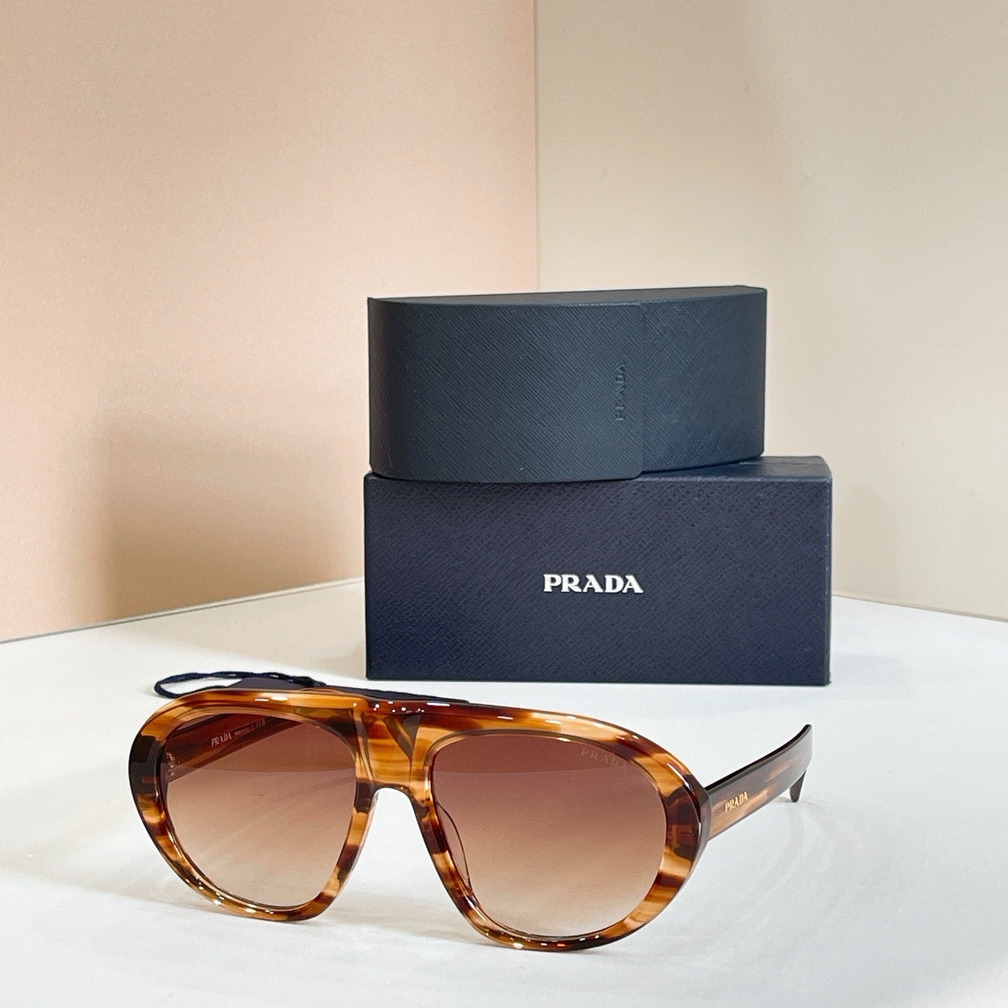Mehrfarbige Sonnenbrille