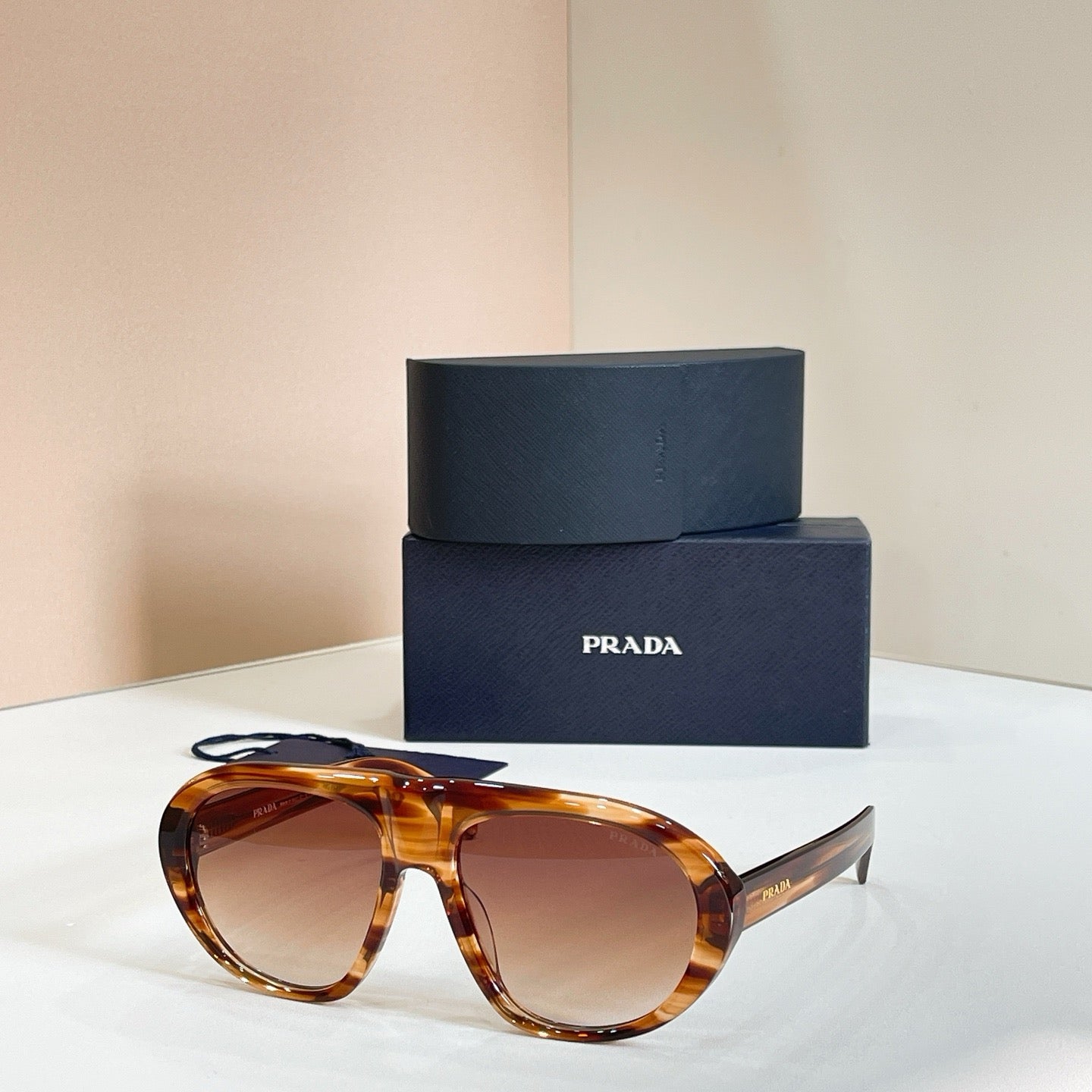 Mehrfarbige Sonnenbrille