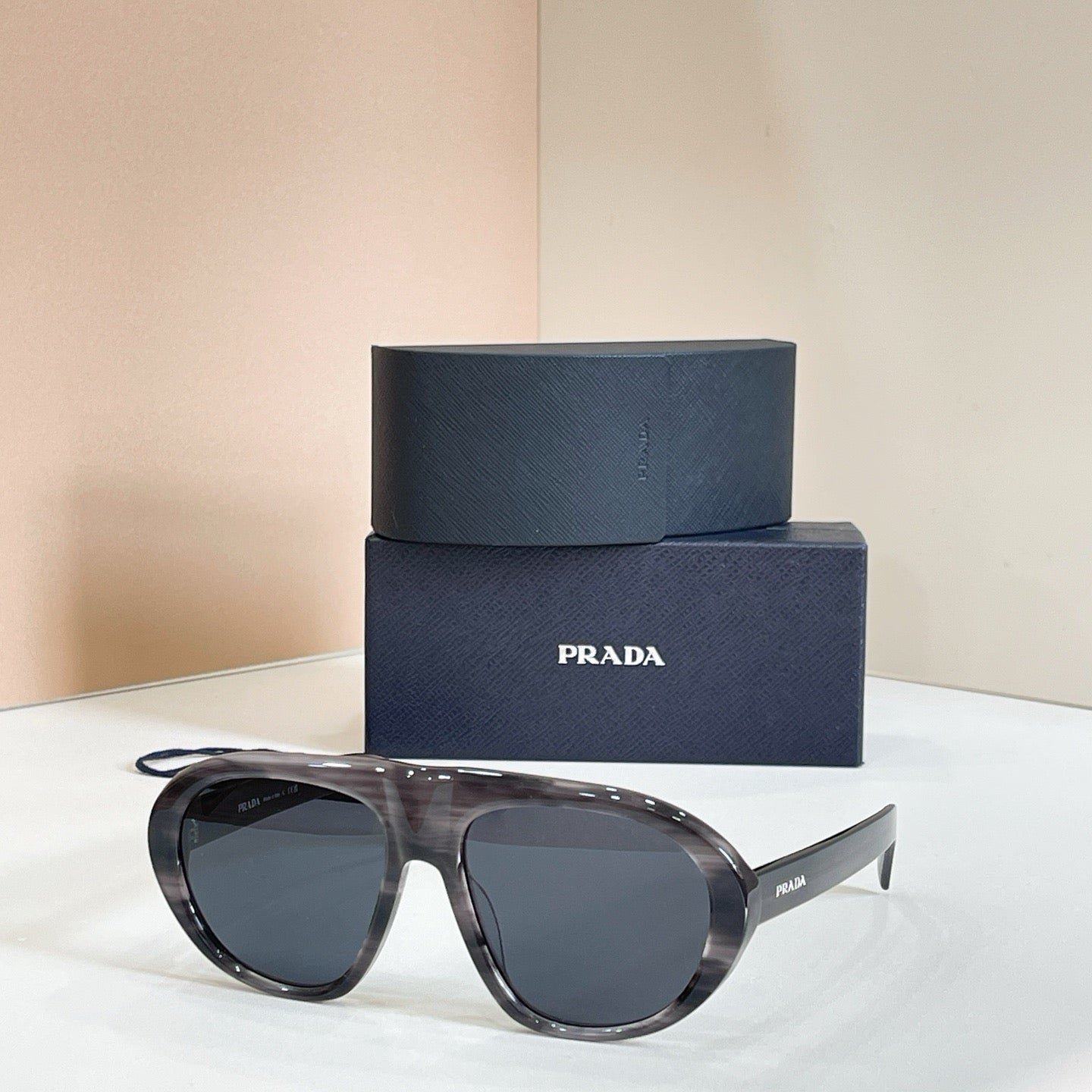 Mehrfarbige Sonnenbrille